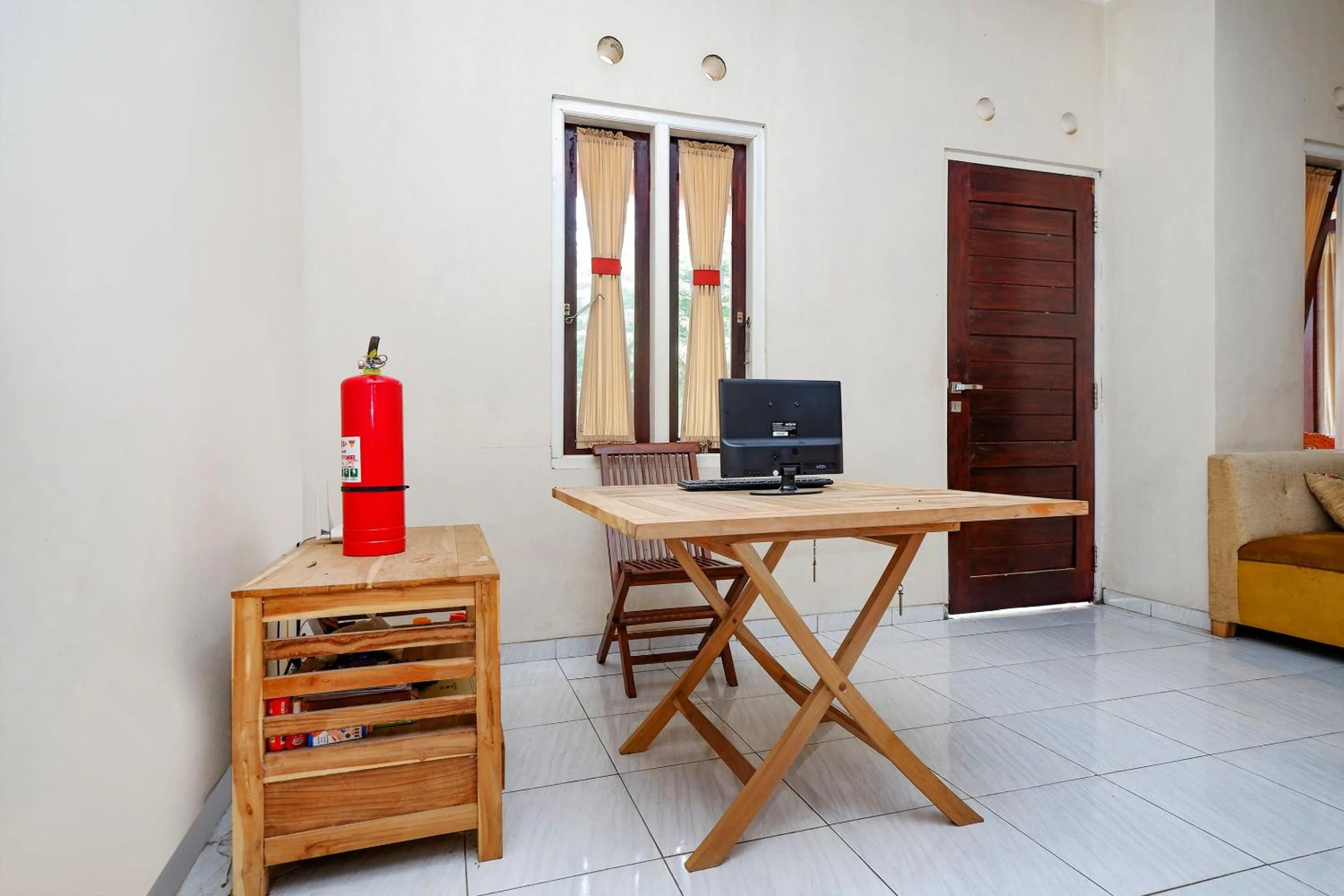 Lobby or reception, TV/Entertainment Center in SUPER OYO 2865 Sartika Inn Pati