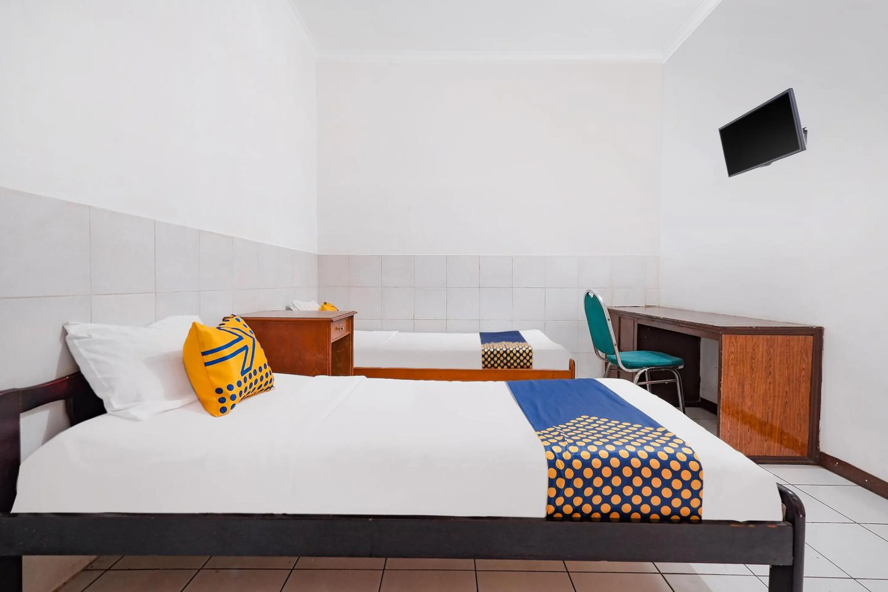 Bedroom in SUPER OYO 2865 Sartika Inn Pati