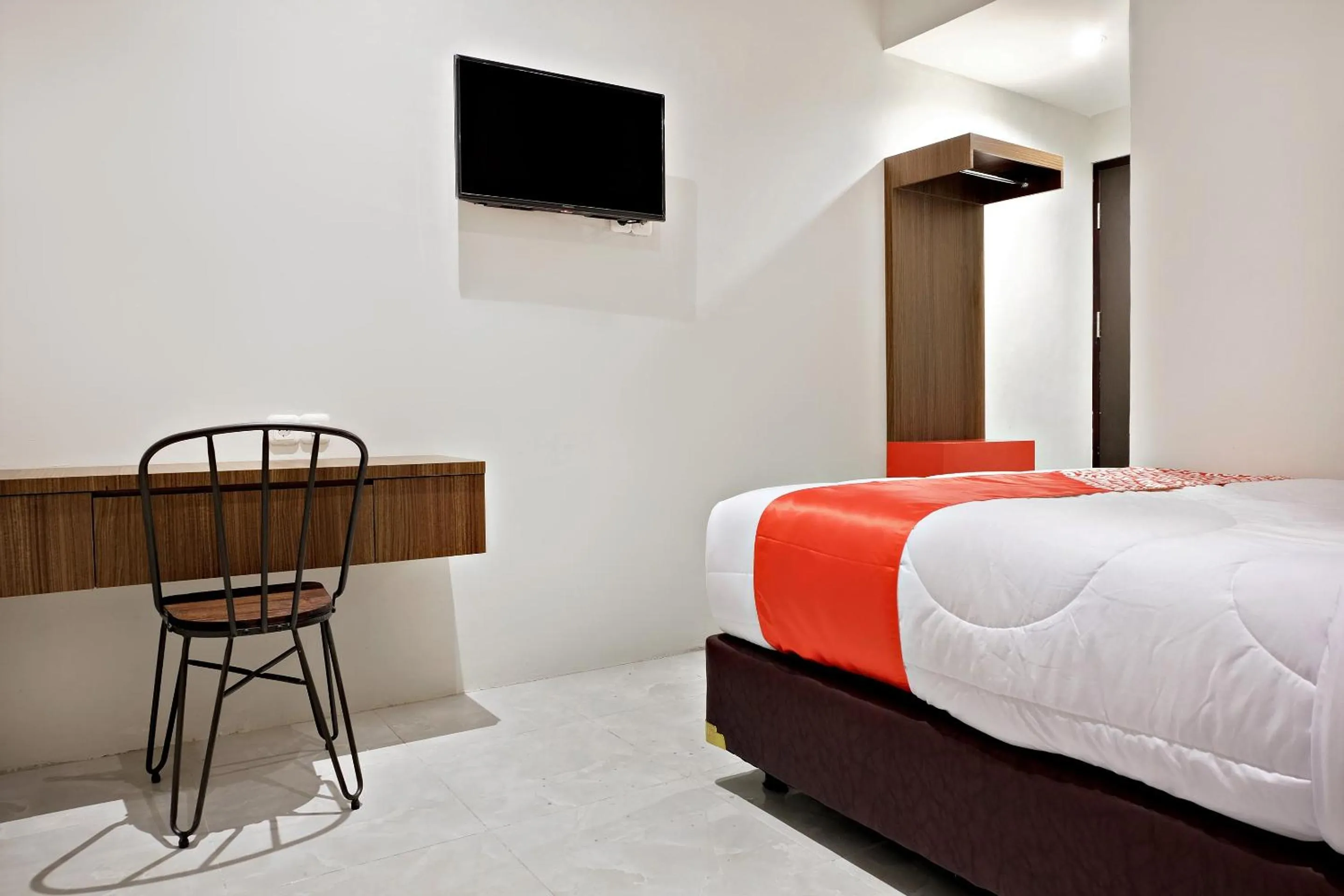 Bedroom, Bed in Super OYO 2756 Anata