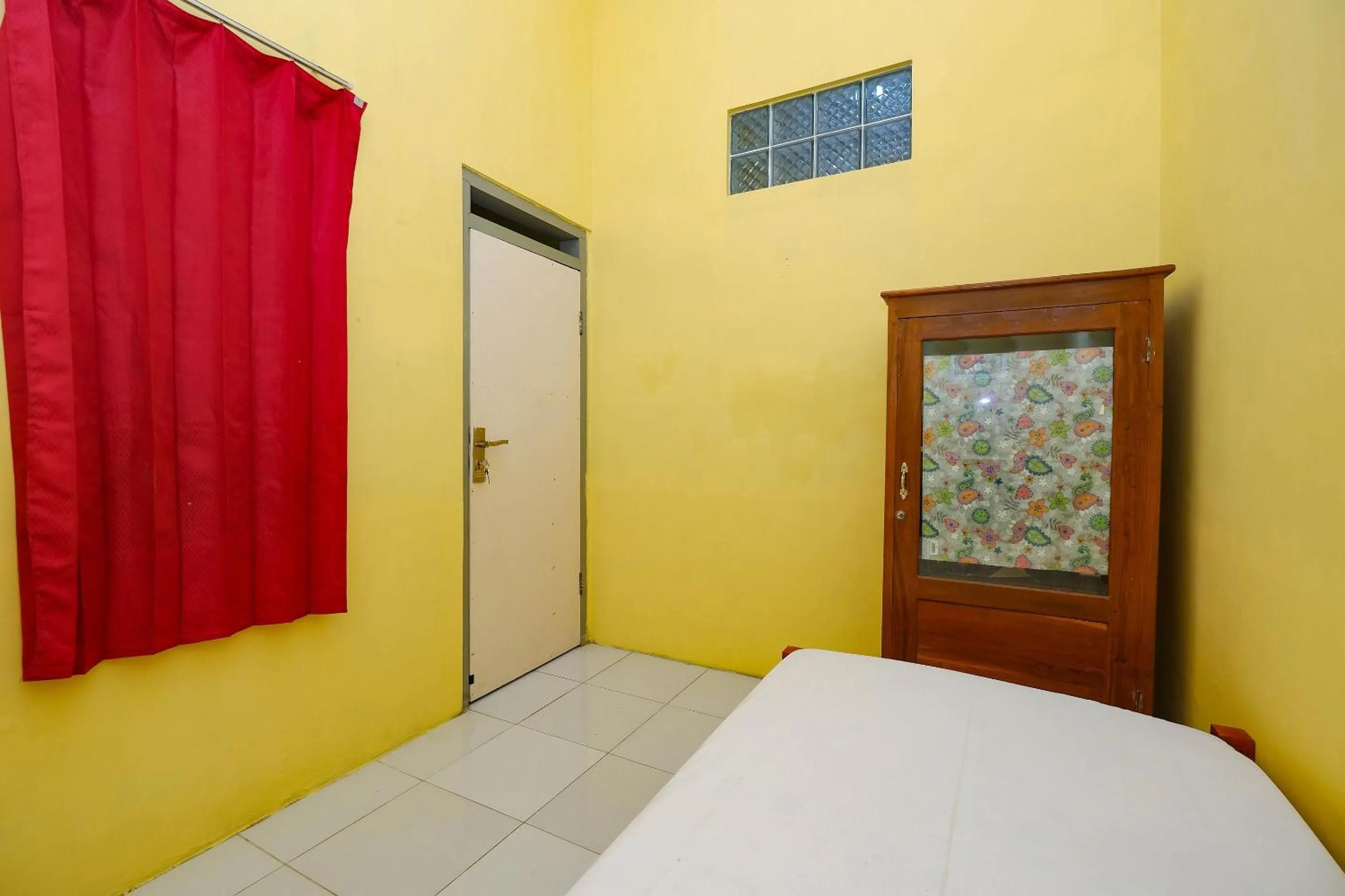 Bedroom, Bed in OYO Life 2867 Kos Kuning