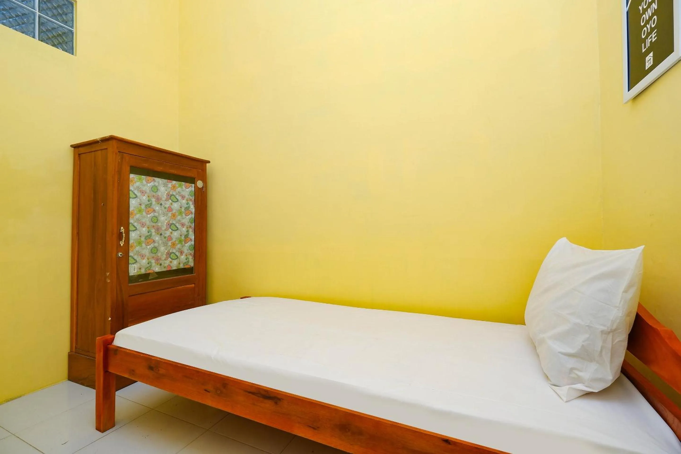 Bedroom, Bed in OYO Life 2867 Kos Kuning