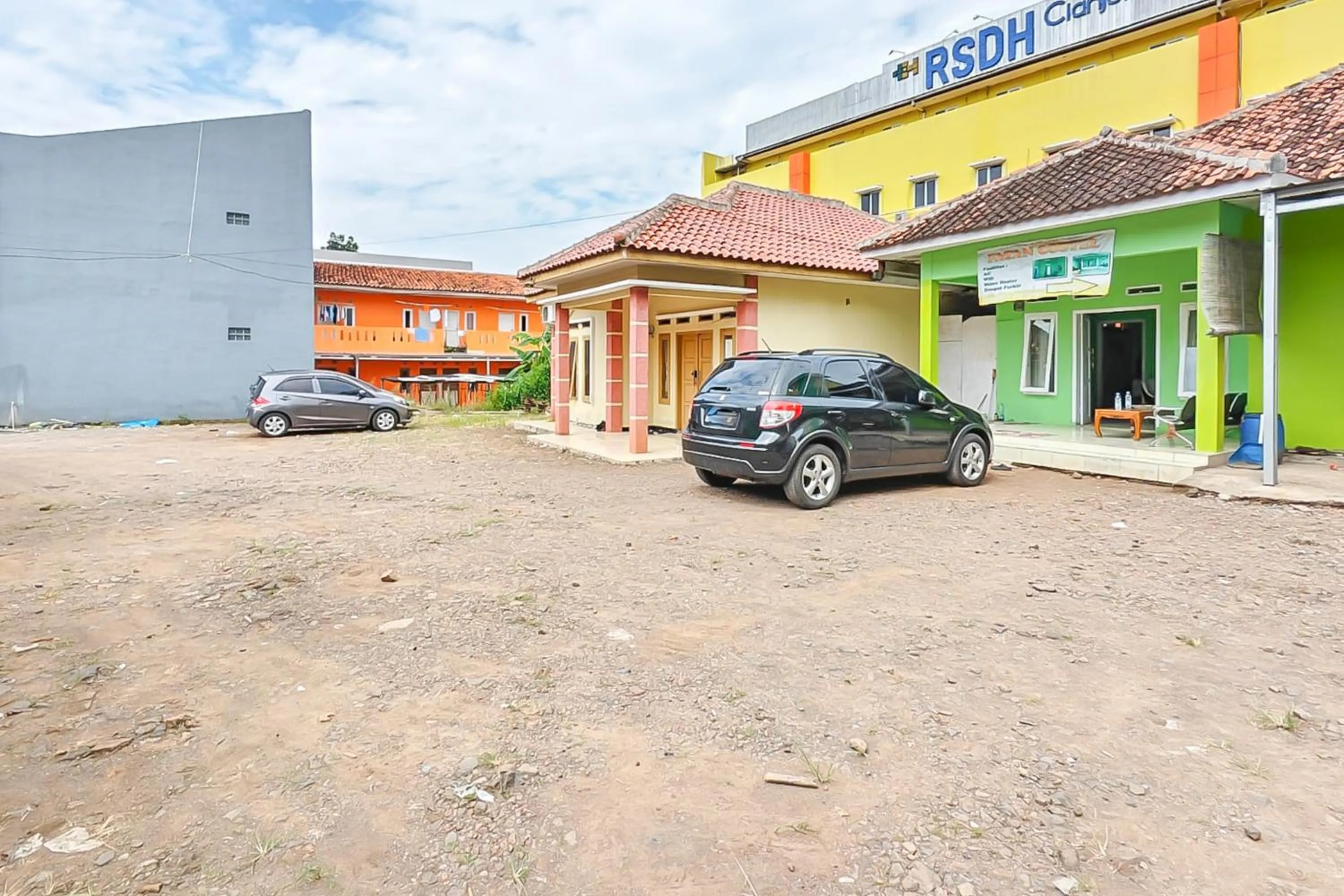 Parking in RedDoorz near RS Dr Hafiz Cianjur