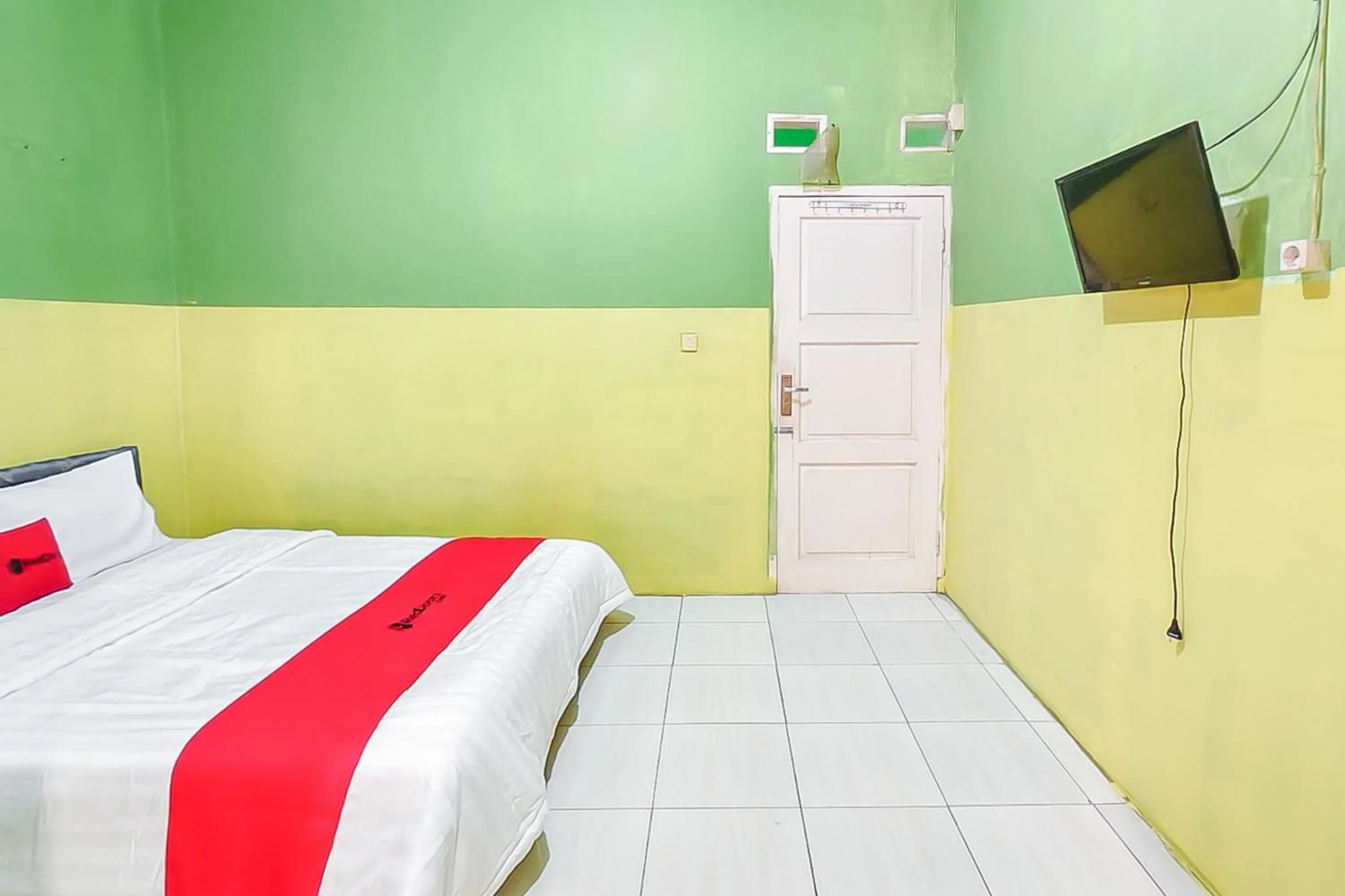 Bedroom, Bed in RedDoorz near RS Dr Hafiz Cianjur