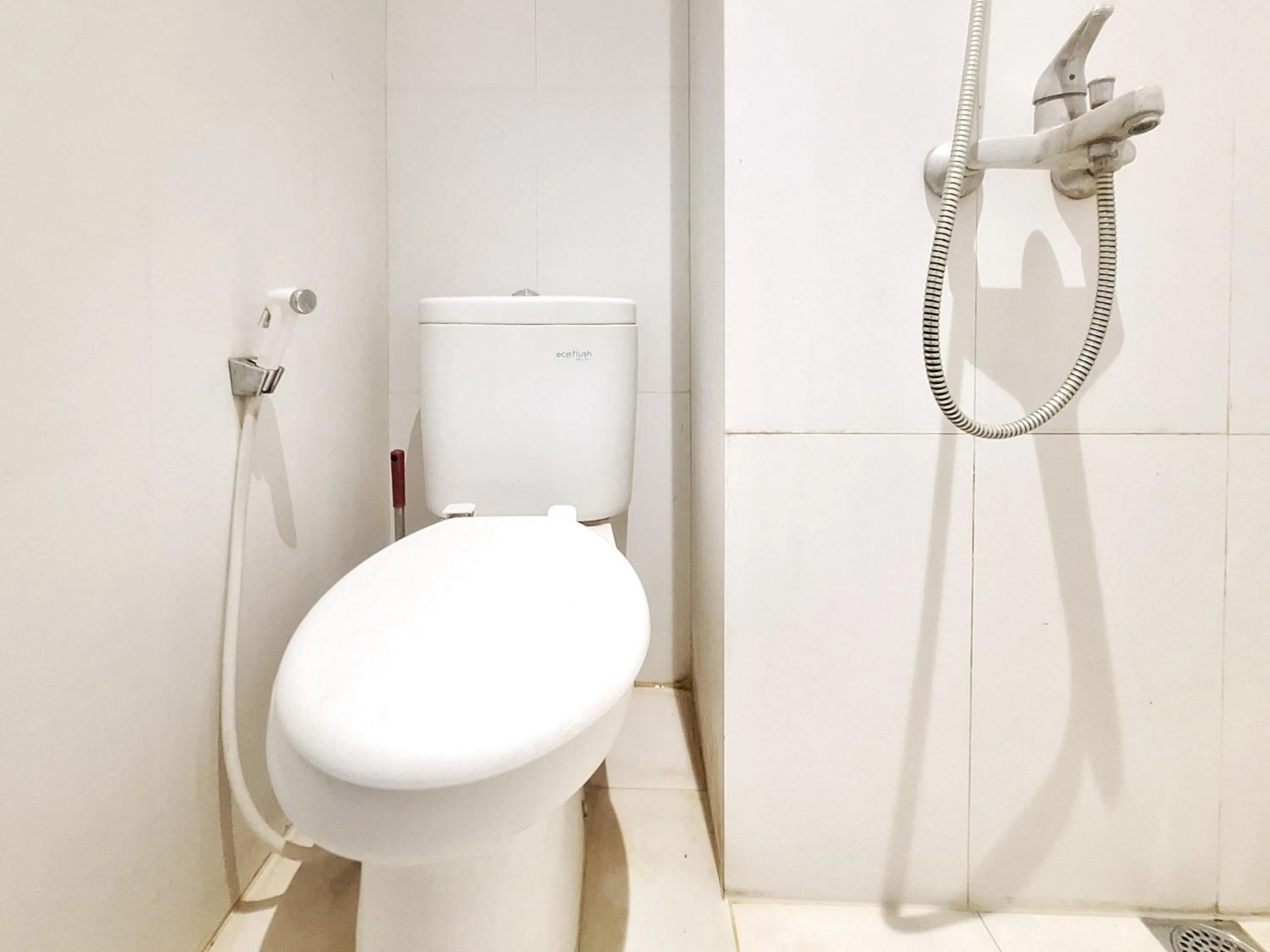 Bathroom in Sari Panguripan RedPartner Near UGM