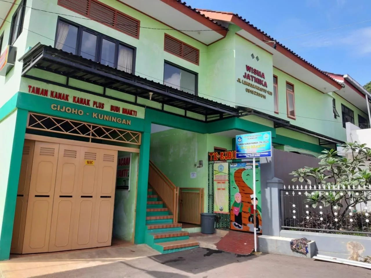 Facade/entrance in OYO Life 2884 Wisma Jatnika Syariah