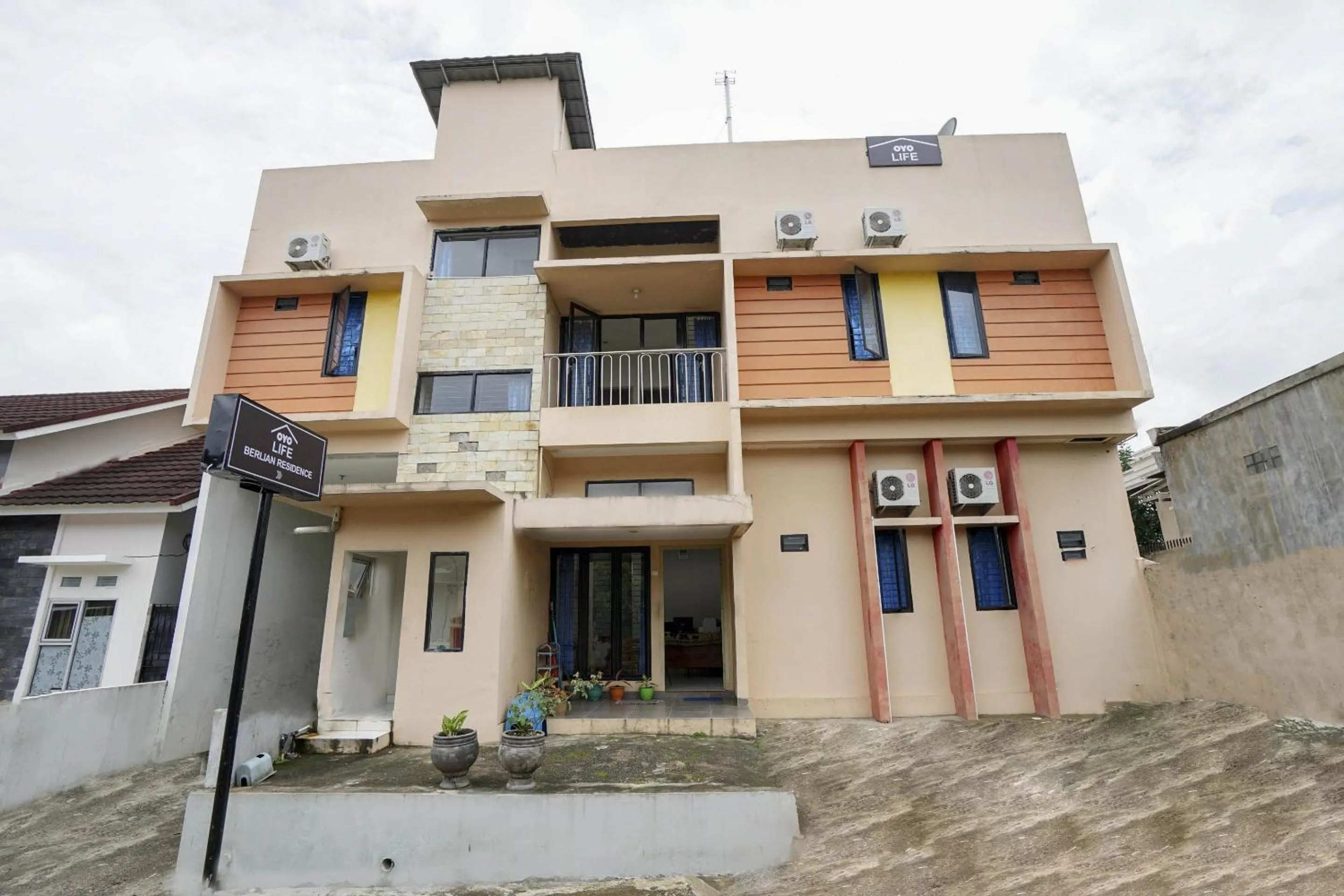 Facade/entrance in OYO Life 2874 Berlian Residence