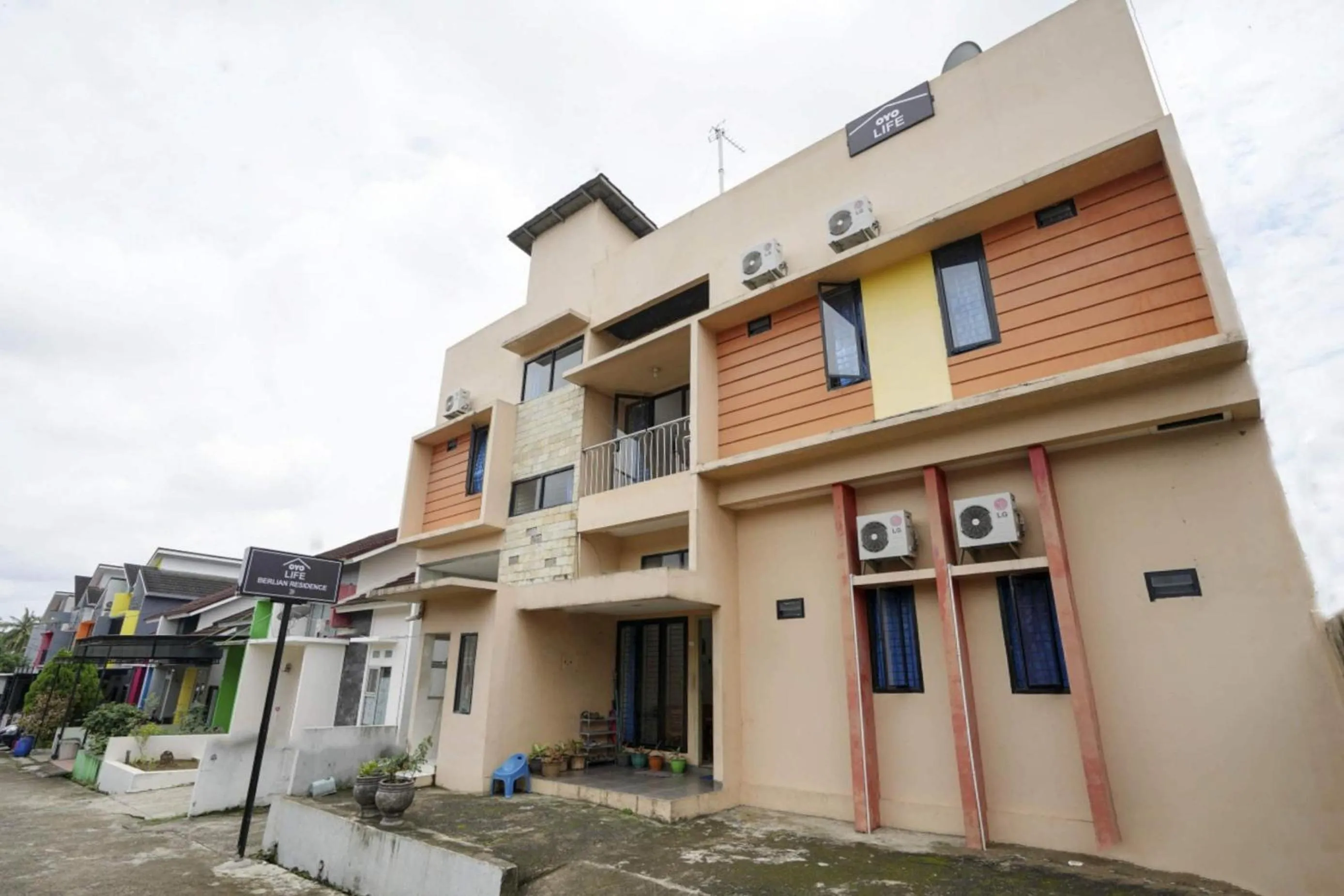 Facade/entrance in OYO Life 2874 Berlian Residence