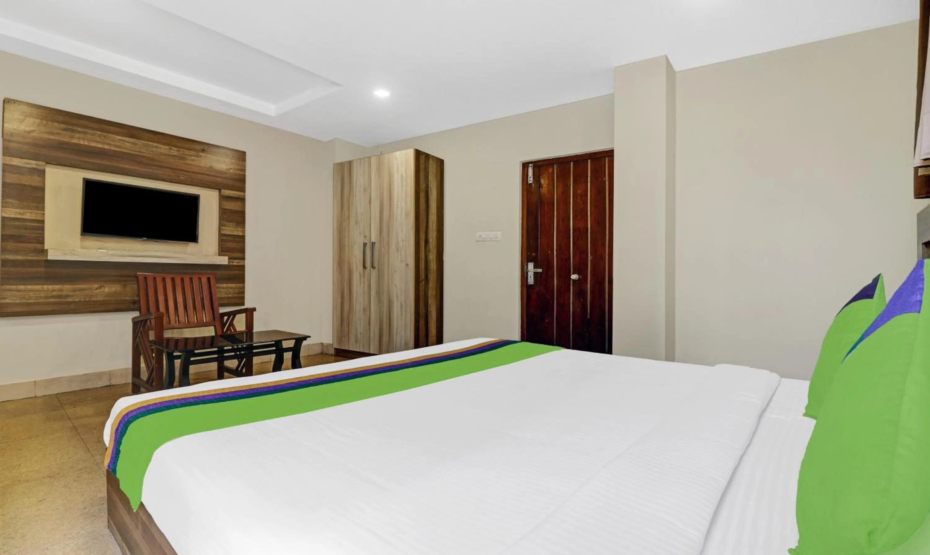 TV and multimedia, Bed in Treebo Darwesh Residency - 500m from Railway Station