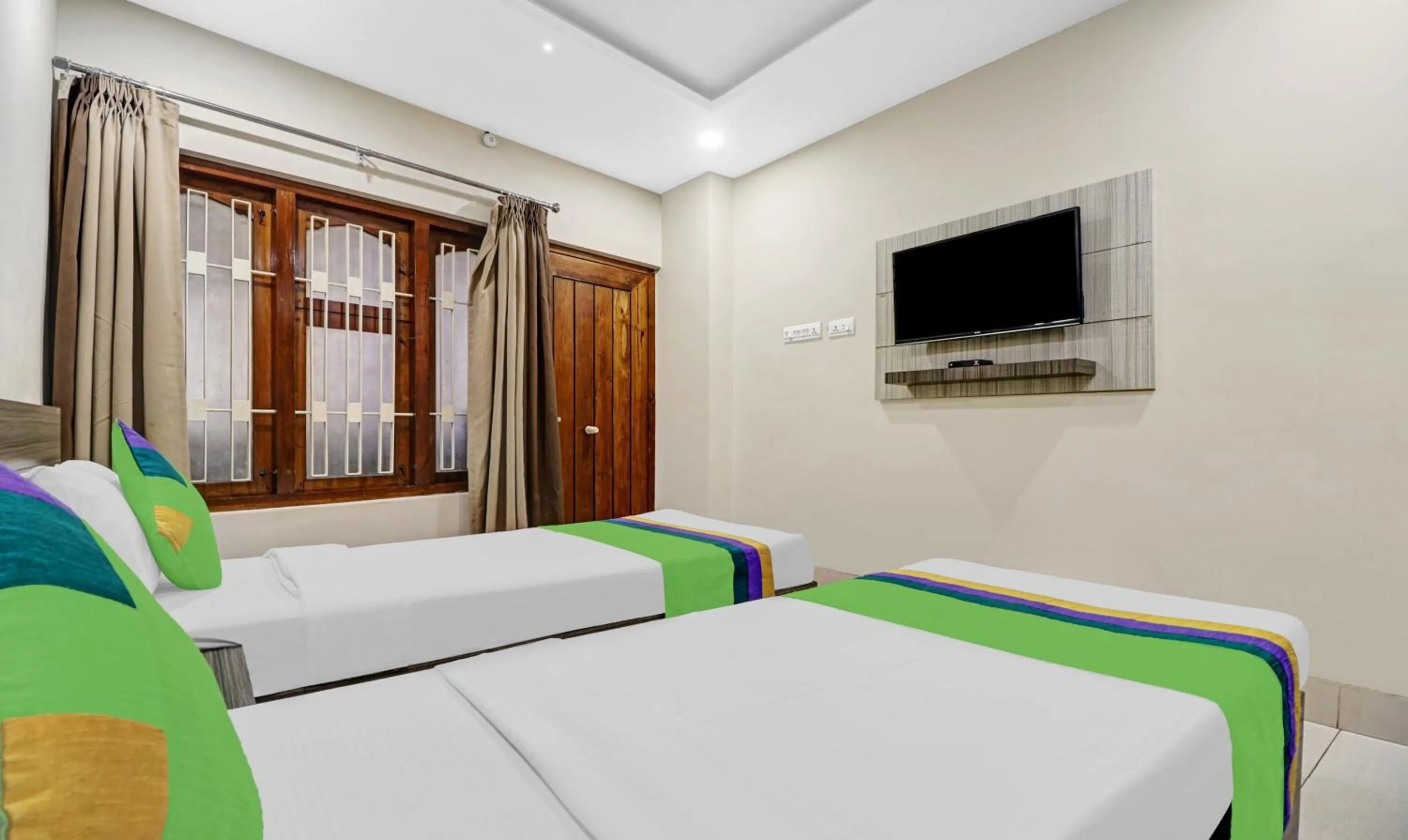 TV and multimedia, Bed in Treebo Darwesh Residency - 500m from Railway Station