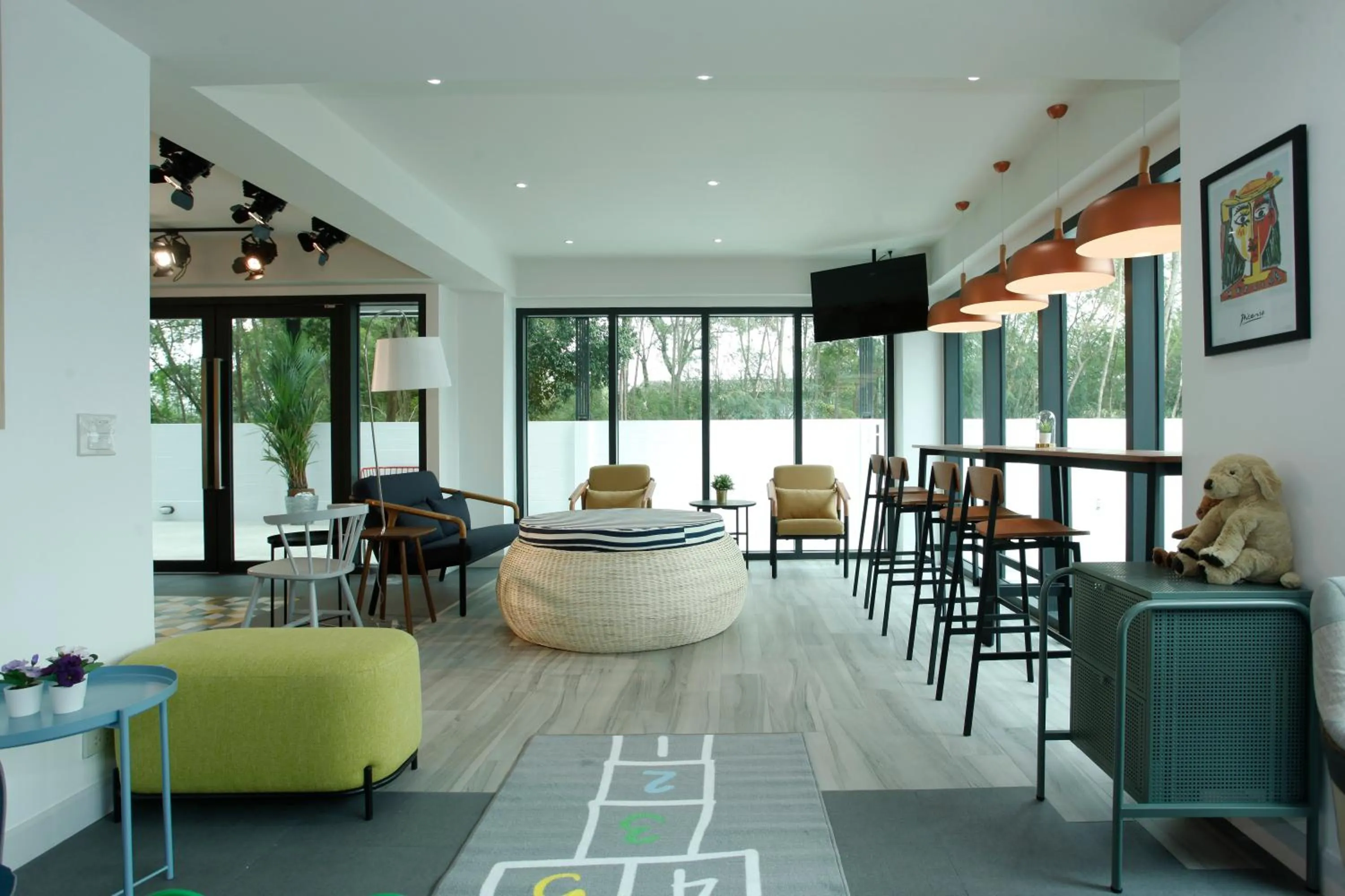 Communal lounge/ TV room in Port Canary Airport Hotel