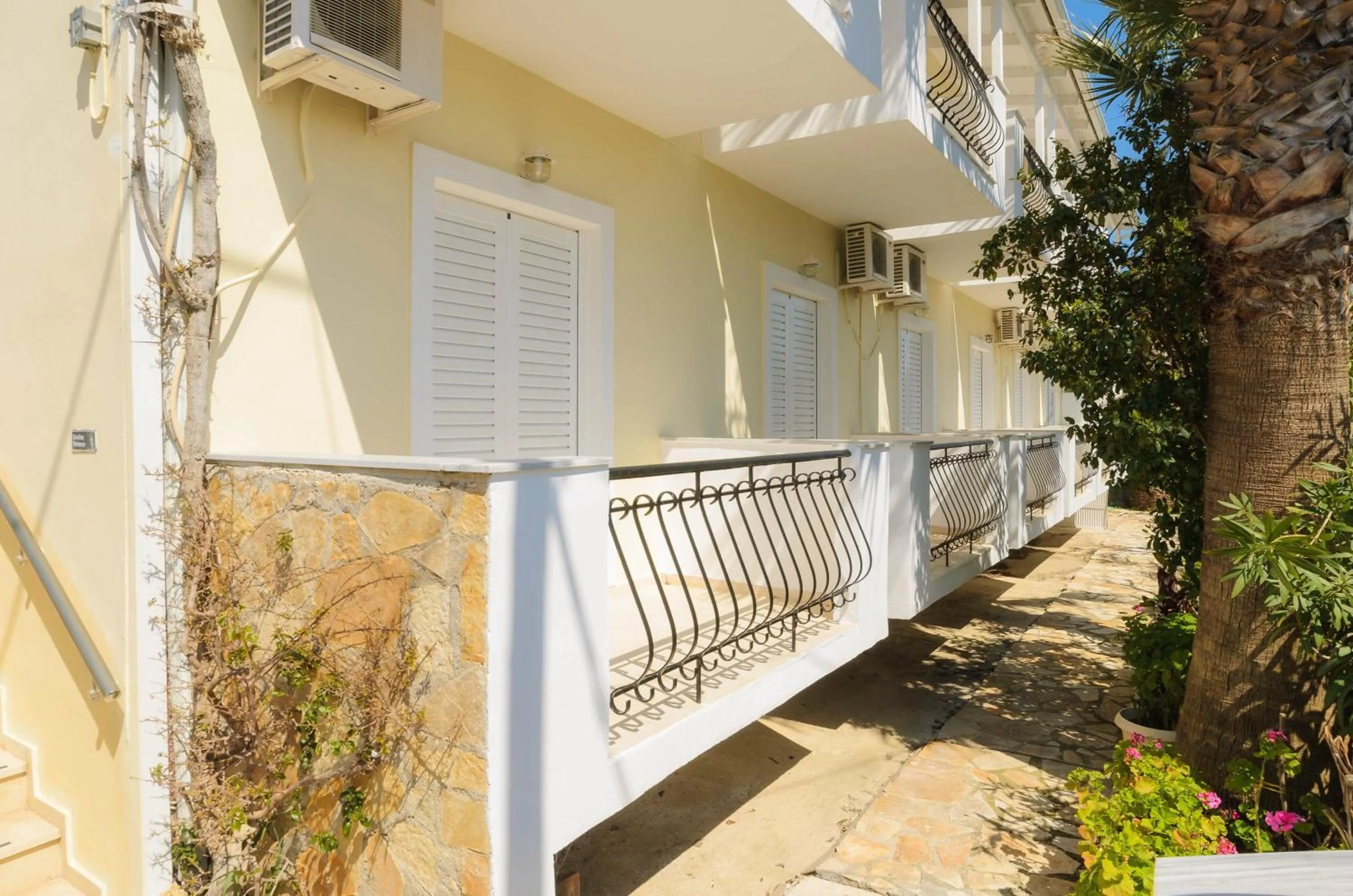 Property building in Ni-Mar Studios & Apartments