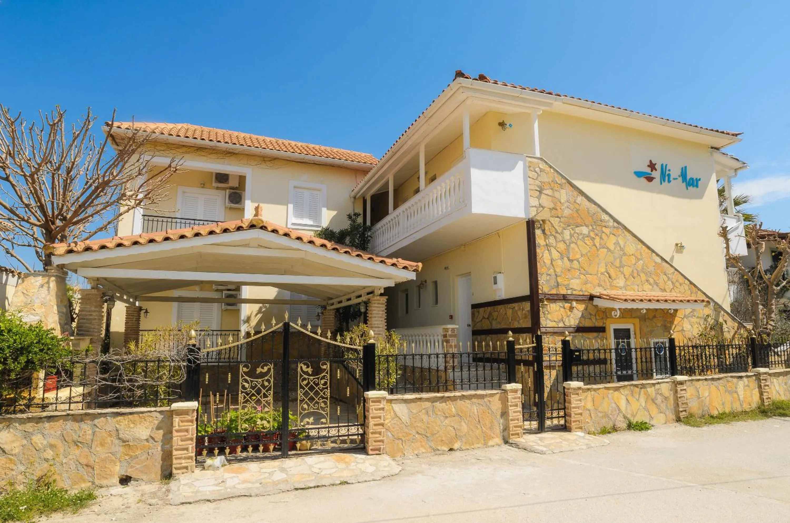 Property building in Ni-Mar Studios & Apartments