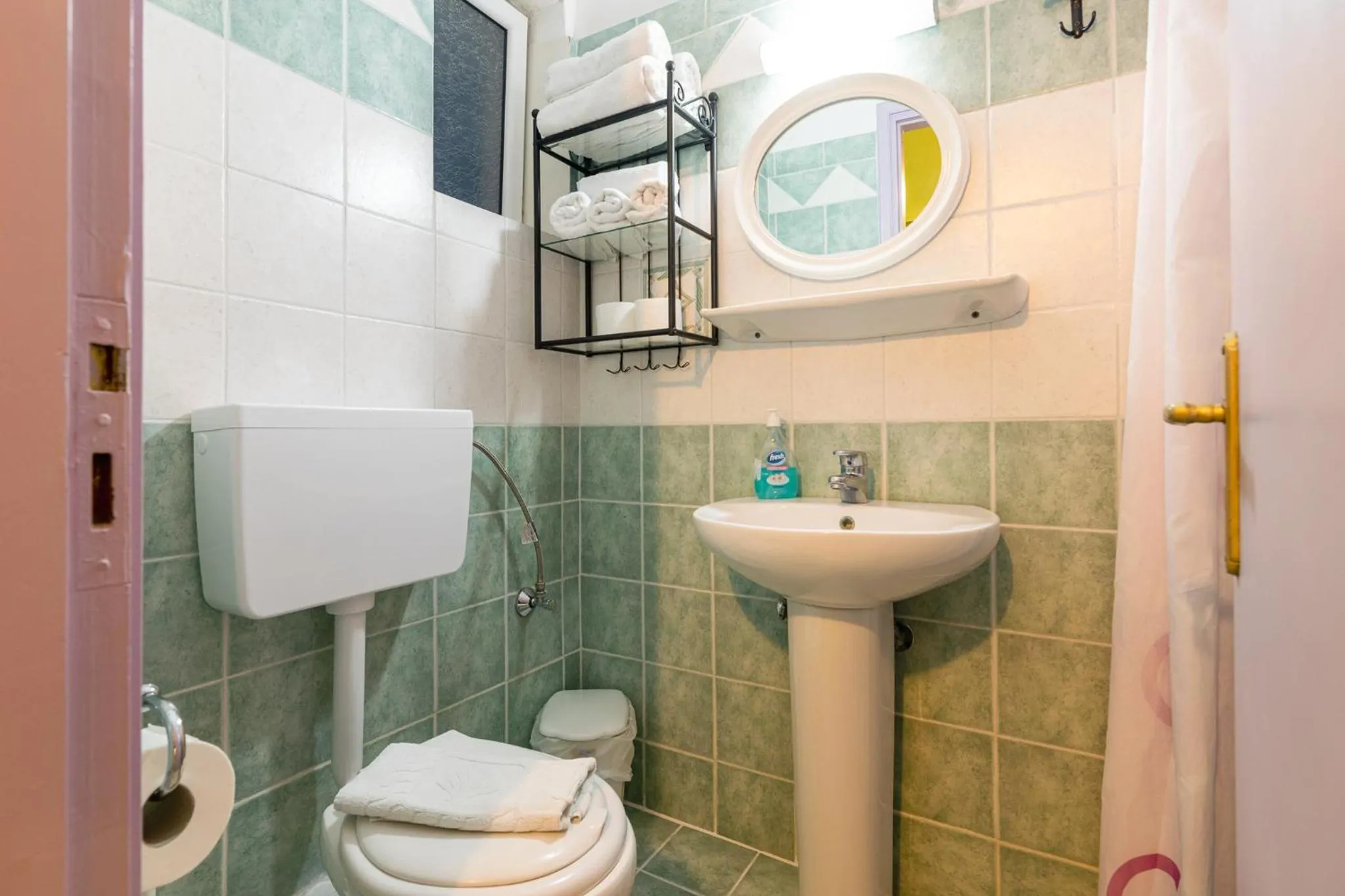 Bathroom in Ni-Mar Studios & Apartments