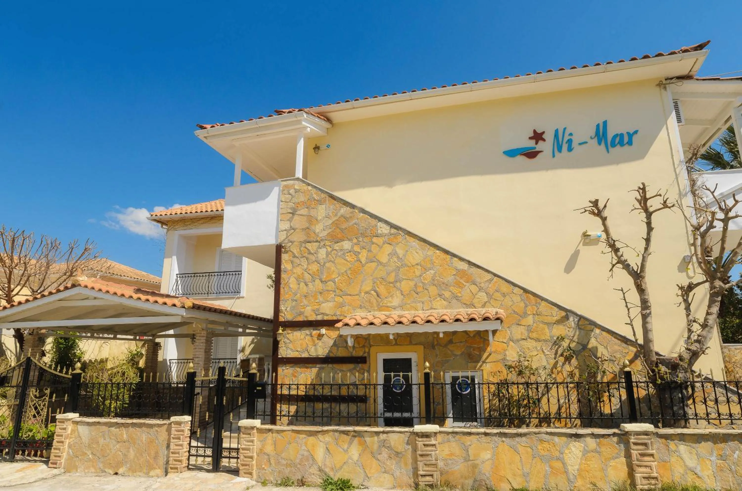 Property building in Ni-Mar Studios & Apartments