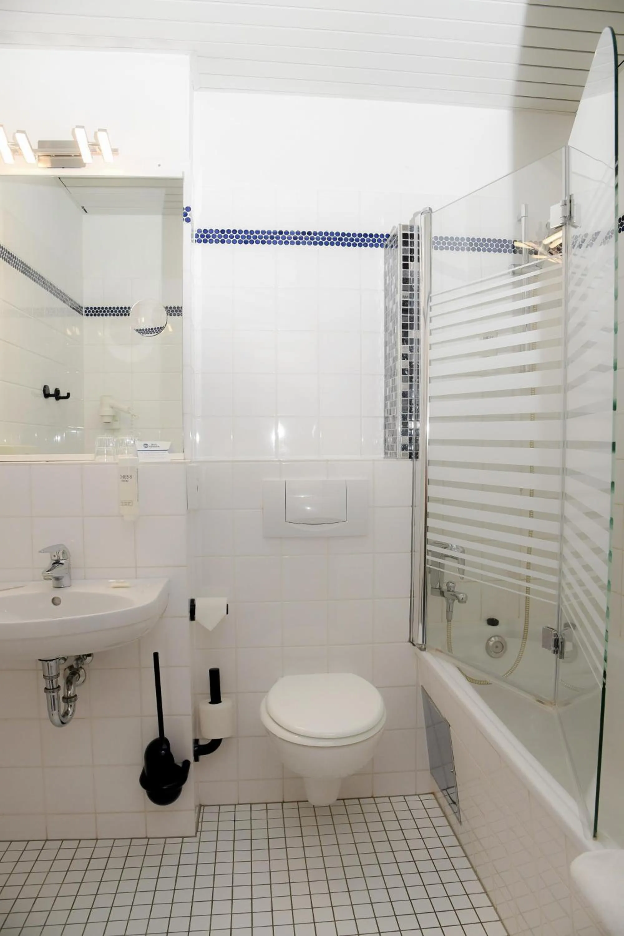 Bathroom in Best Western Comfort Business Hotel Düsseldorf-Neuss