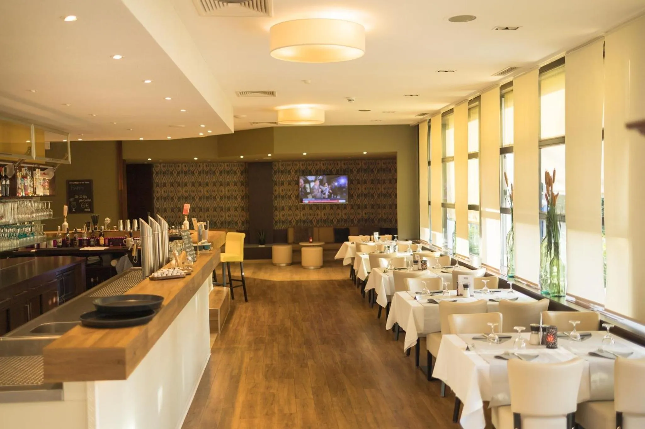 Restaurant/places to eat in Garner Hotel Erlangen Süd by IHG