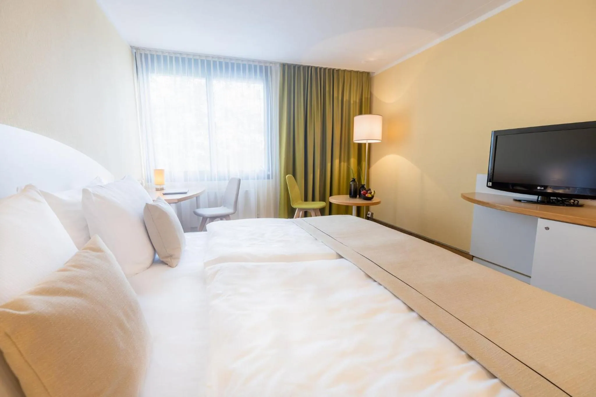 Photo of the whole room, Bed in Garner Hotel Erlangen Süd by IHG