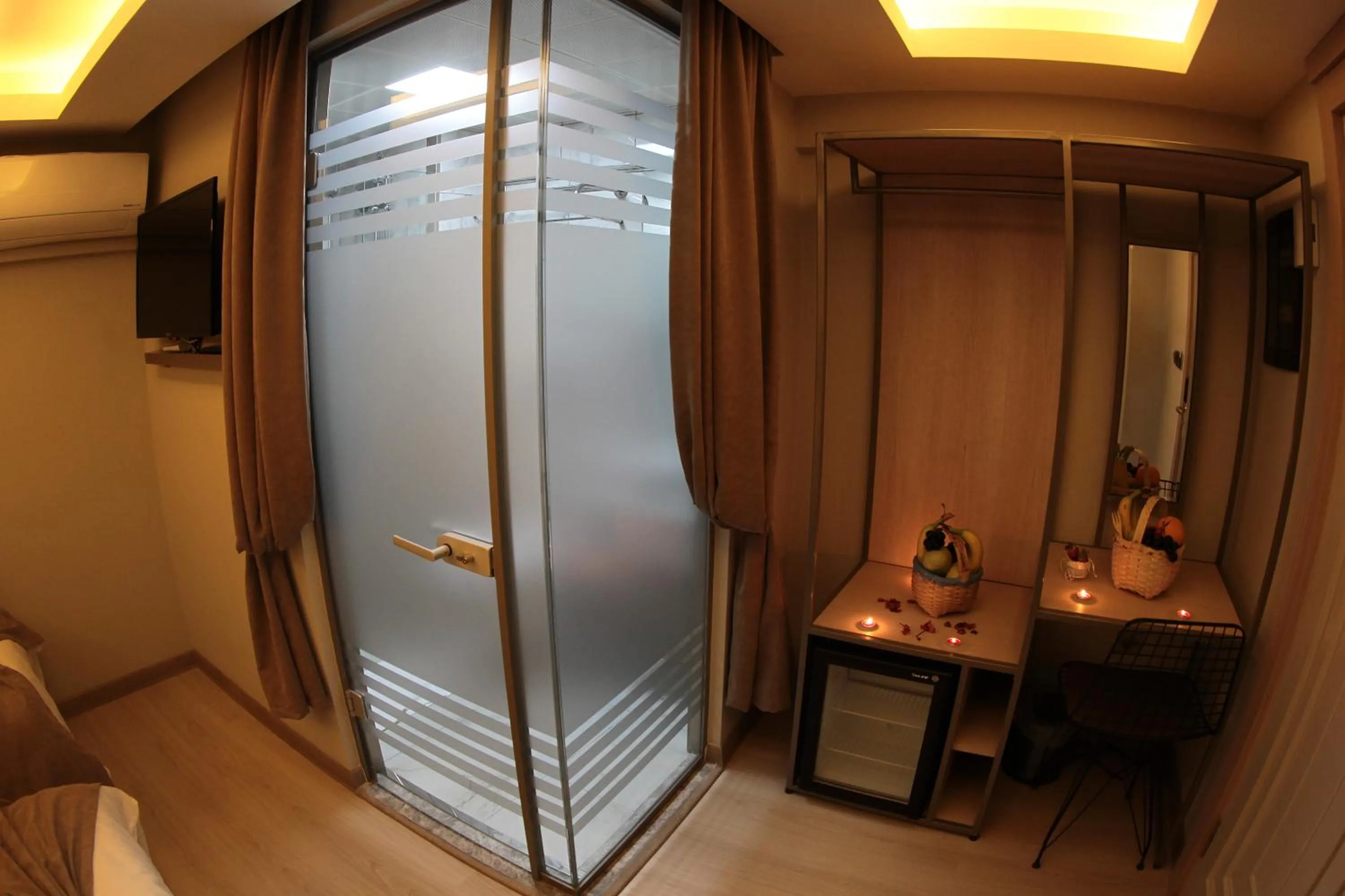 Shower in X-NELLYİ HOTEL