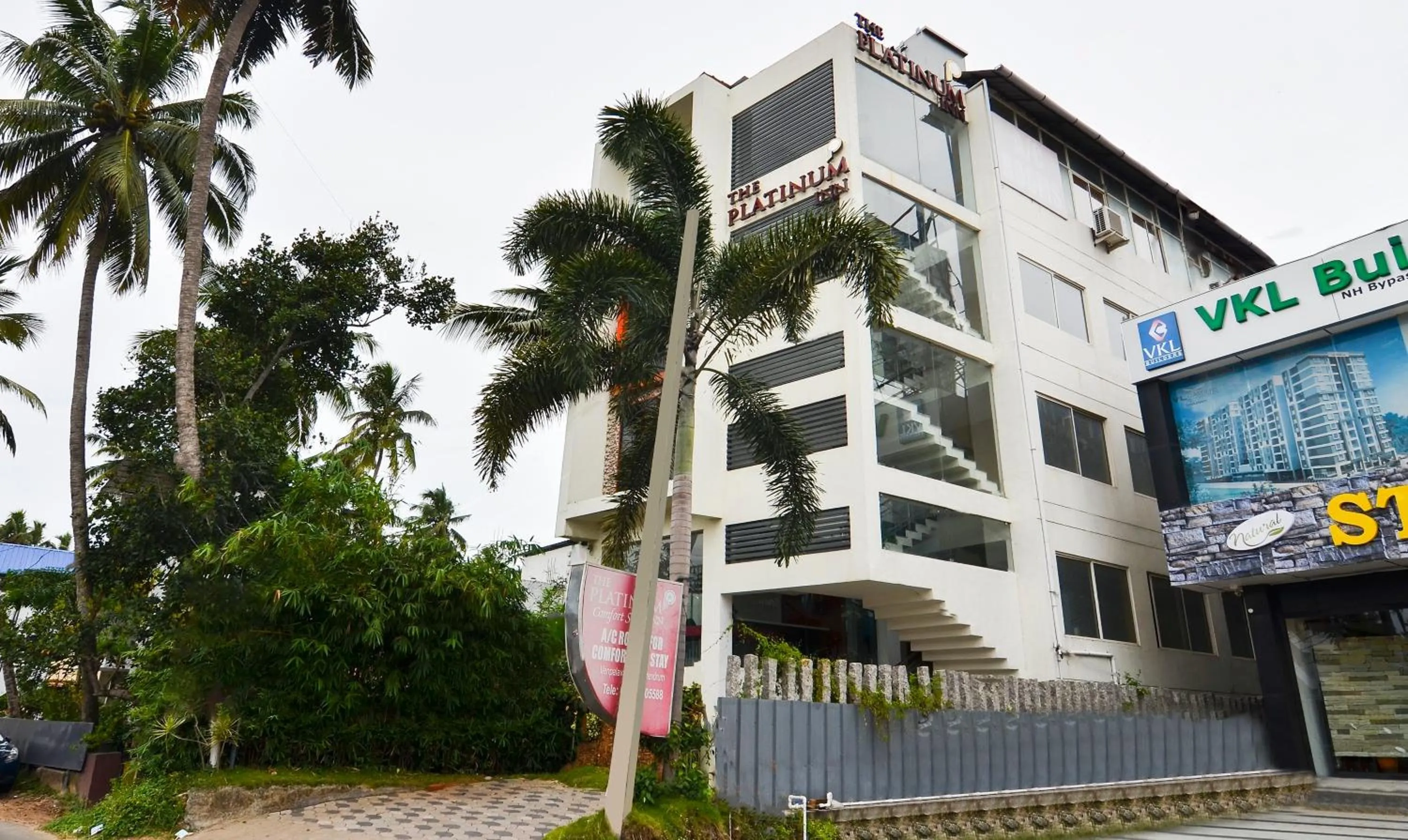 Property building in Itsy Hotels Platinum Inn