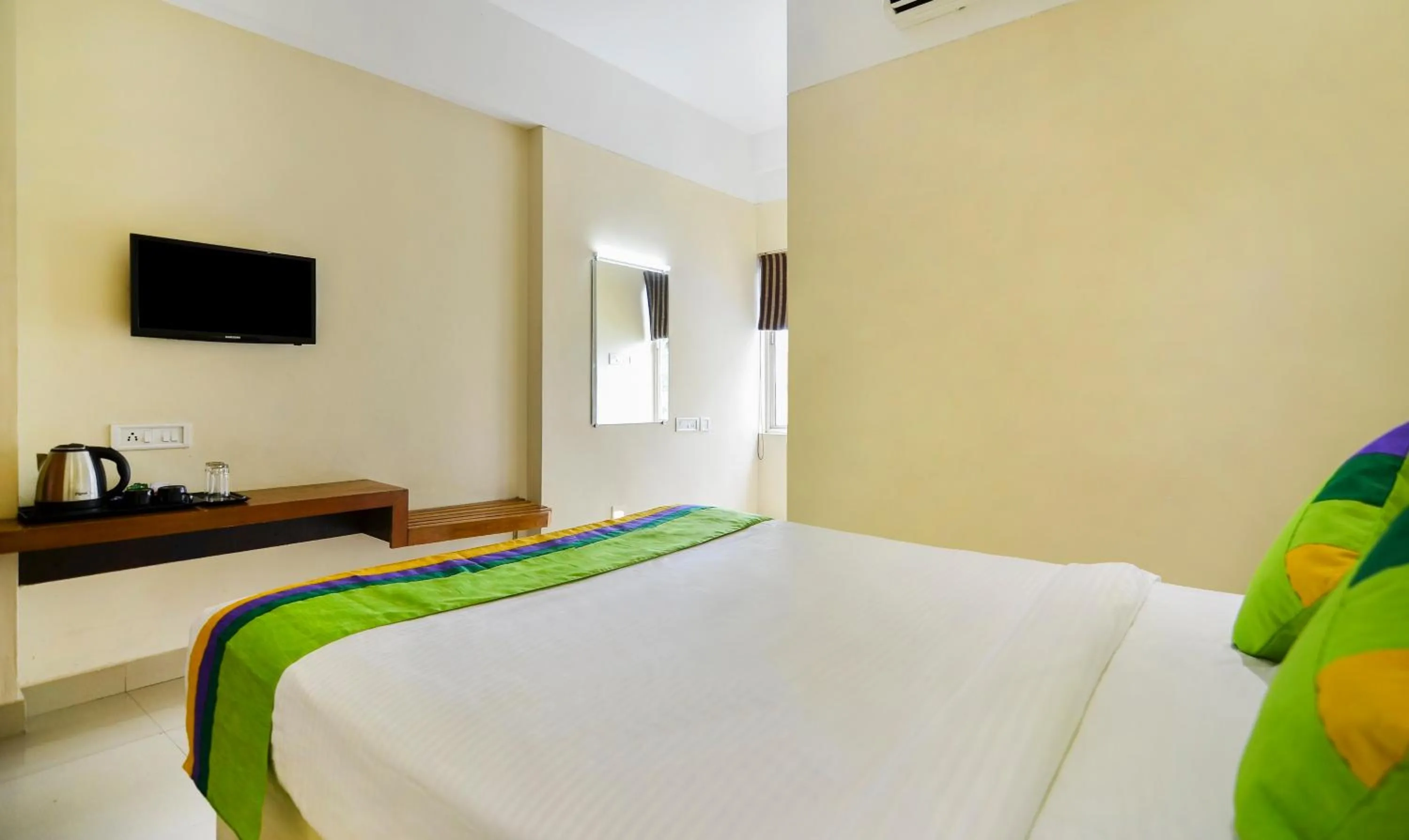 Bedroom, Bed in Itsy Hotels Platinum Inn