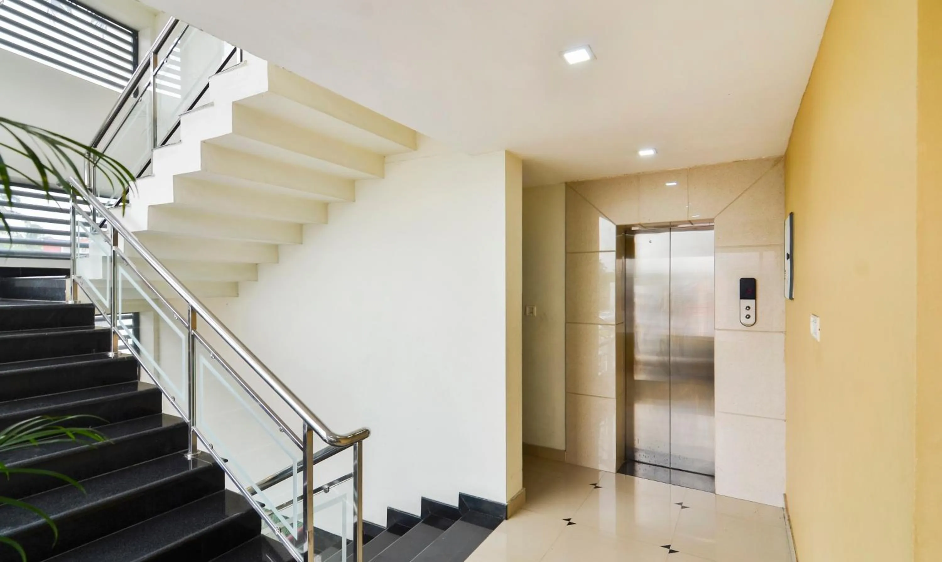 elevator in Itsy Hotels Platinum Inn