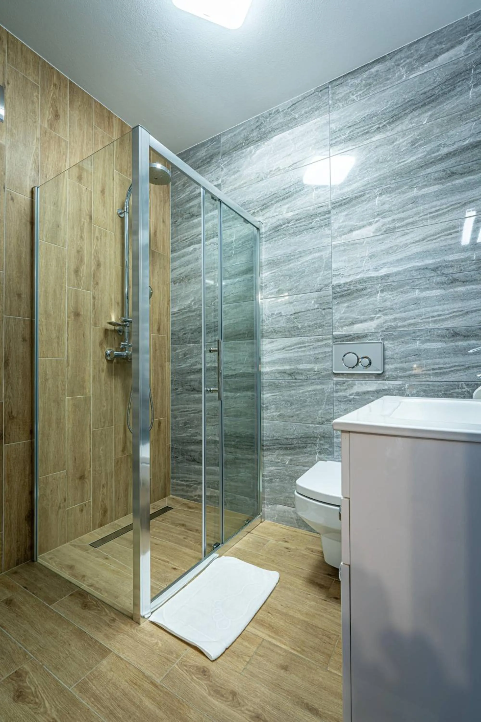 Shower in Rezydencja Markowy Dworek