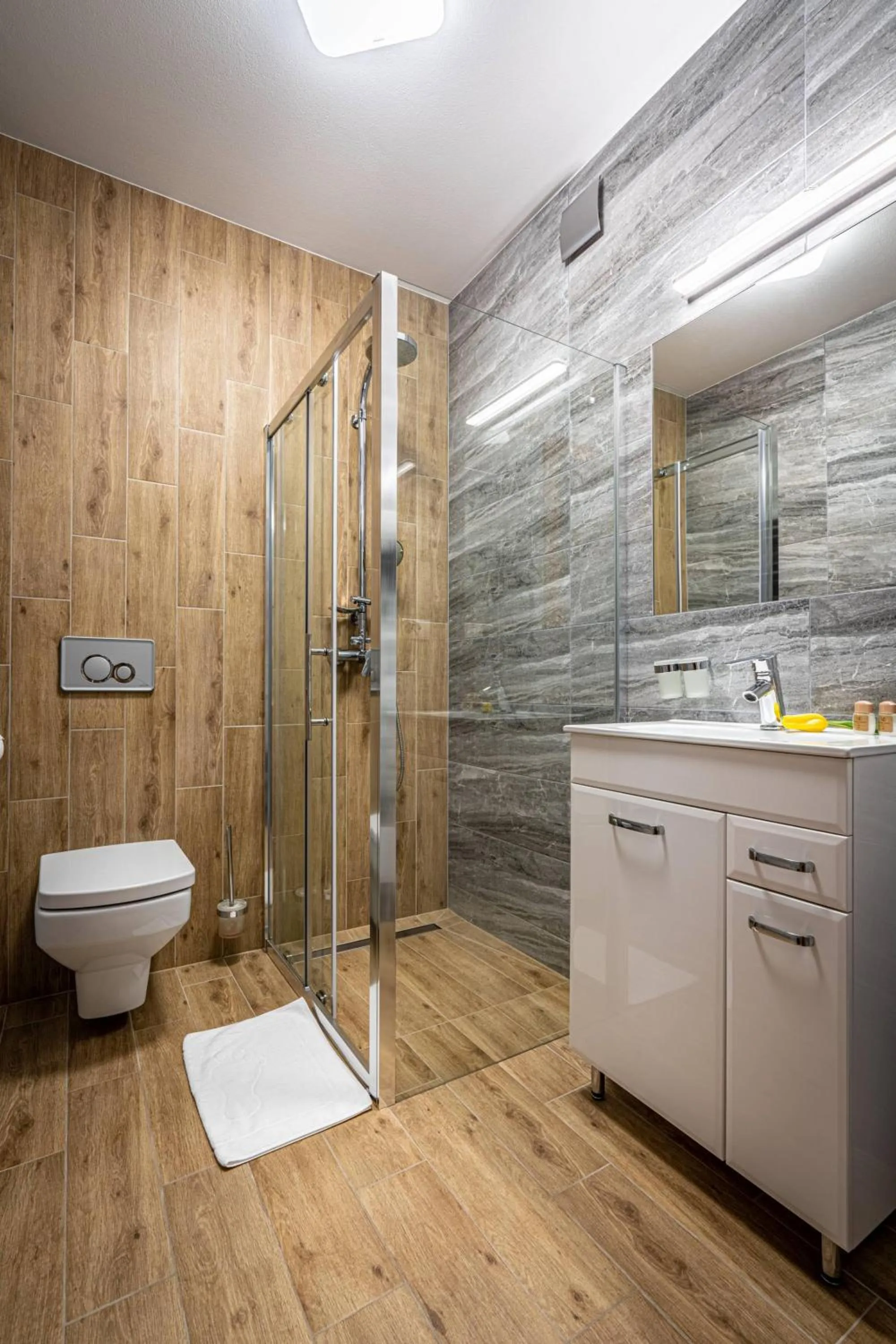 Shower in Rezydencja Markowy Dworek