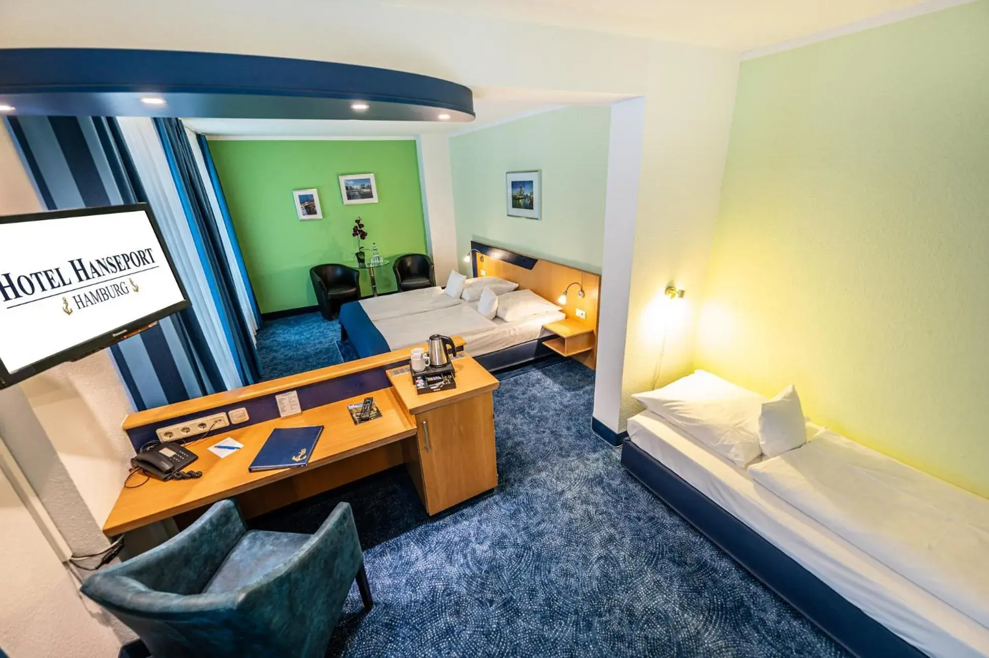 Quadruple Room with Bathroom in Hotel Hanseport Hamburg Quadruple Room with Bathroom in Hotel Hanseport Hamburg