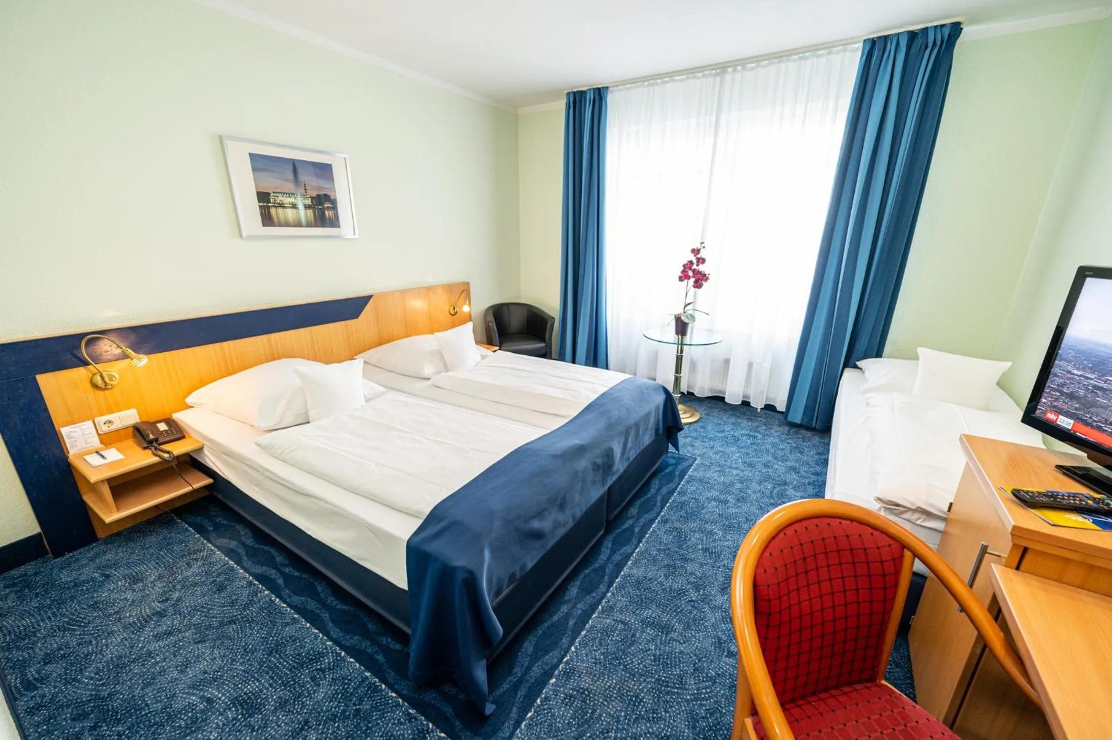 Photo of the whole room, Bed in Hotel Hanseport Hamburg