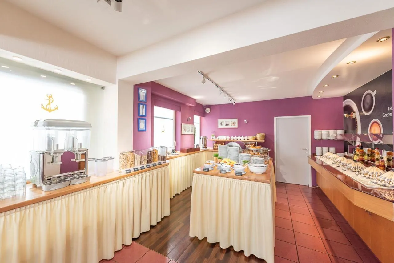 Buffet breakfast in Hotel Hanseport Hamburg