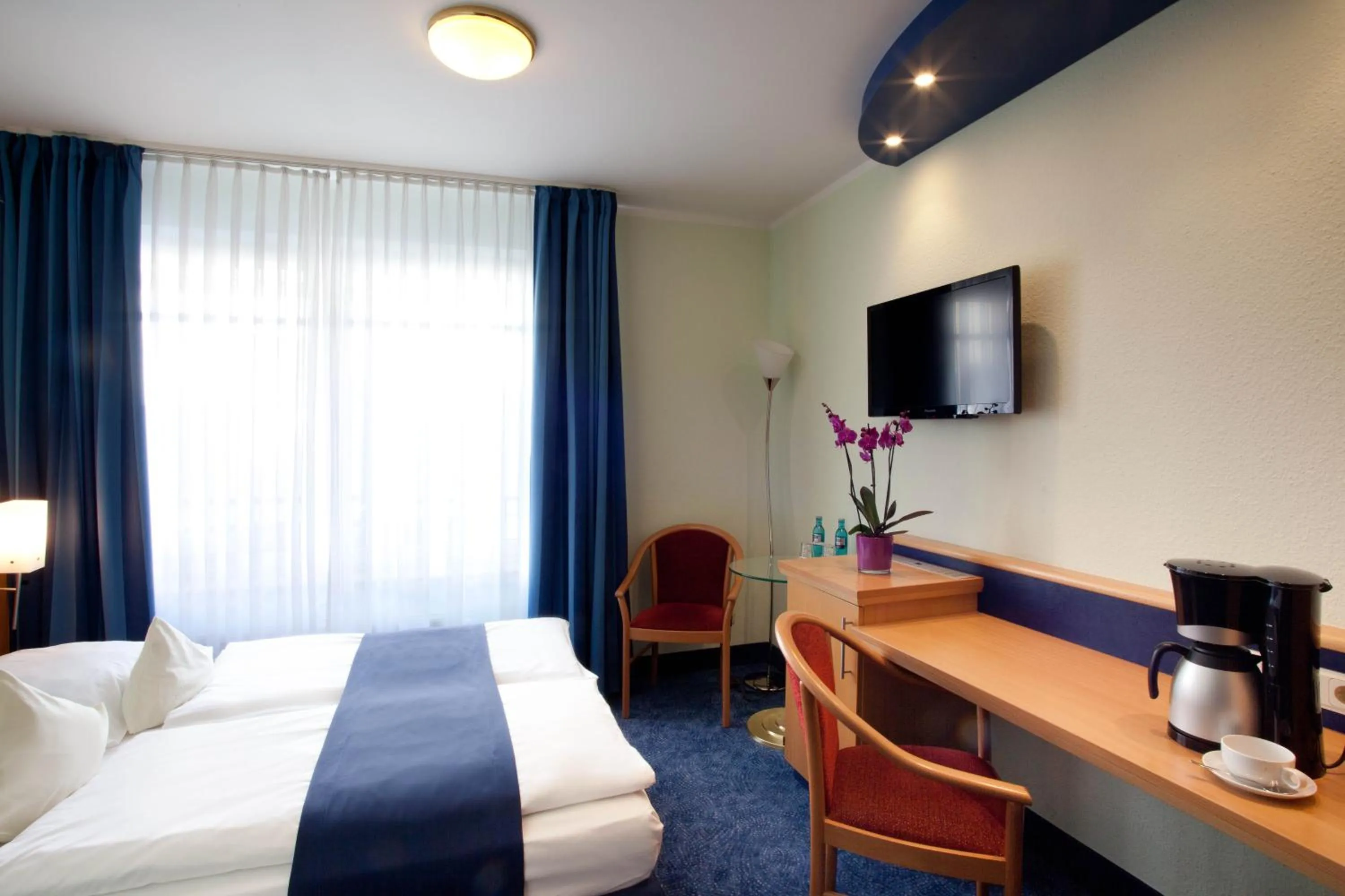 Photo of the whole room, Bed in Hotel Hanseport Hamburg