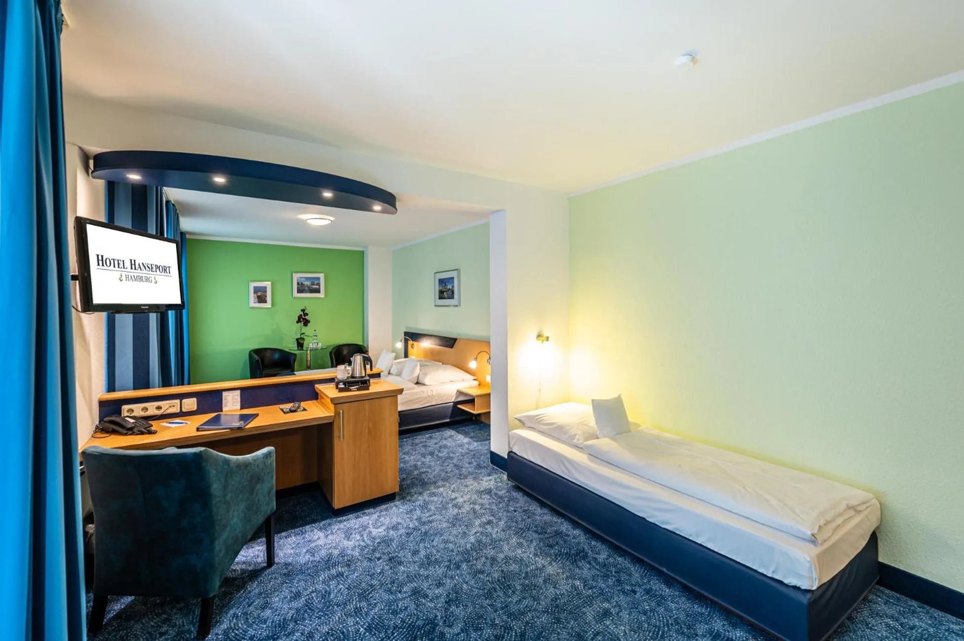 Photo of the whole room, Bed in Hotel Hanseport Hamburg