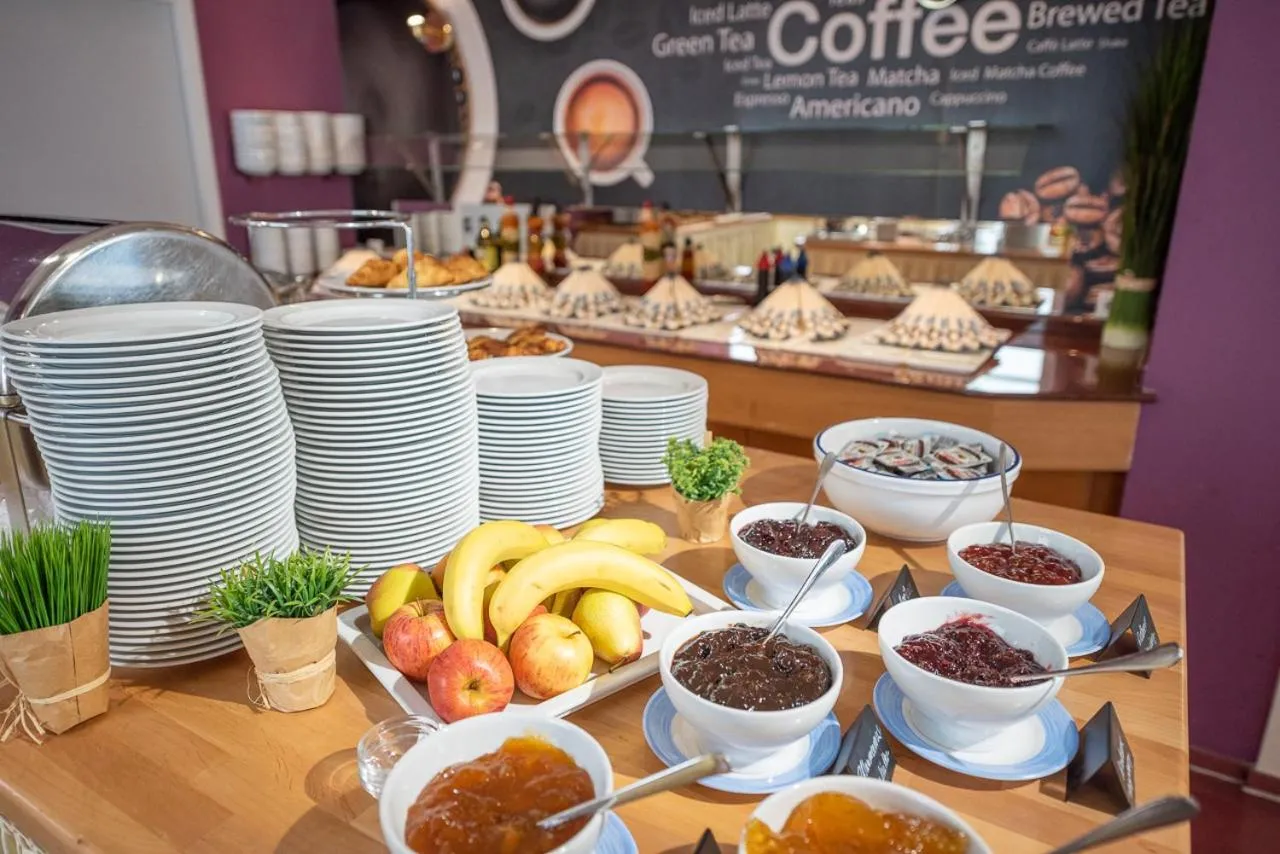 Buffet breakfast in Hotel Hanseport Hamburg