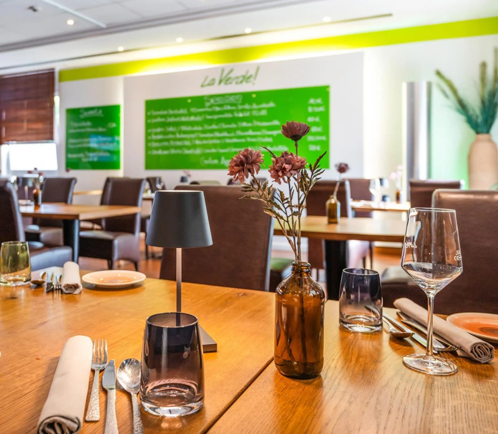 Restaurant/places to eat in PhiLeRo Hotel Köln