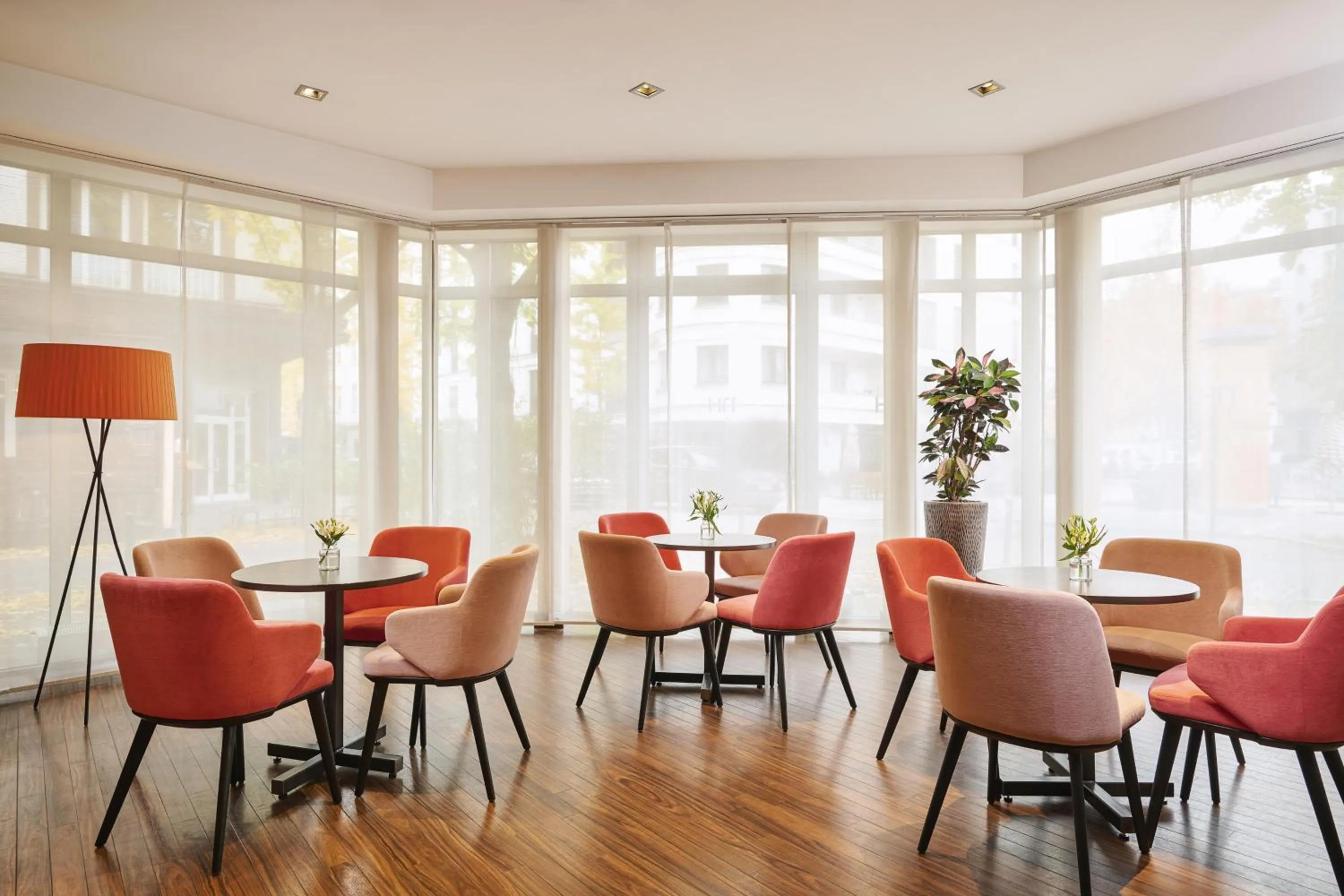 Lobby or reception in NH Düsseldorf Königsallee