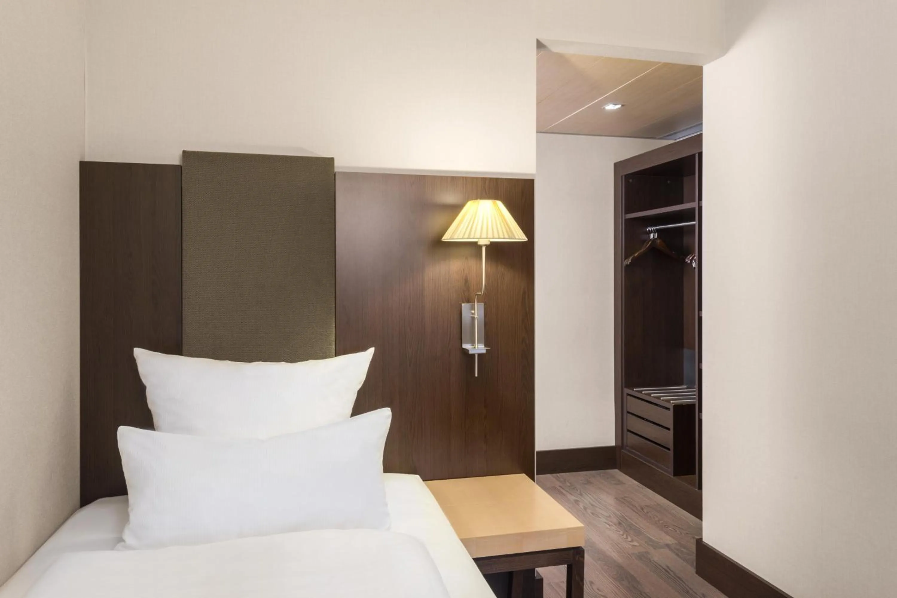 Bedroom, Bed in NH Düsseldorf Königsallee