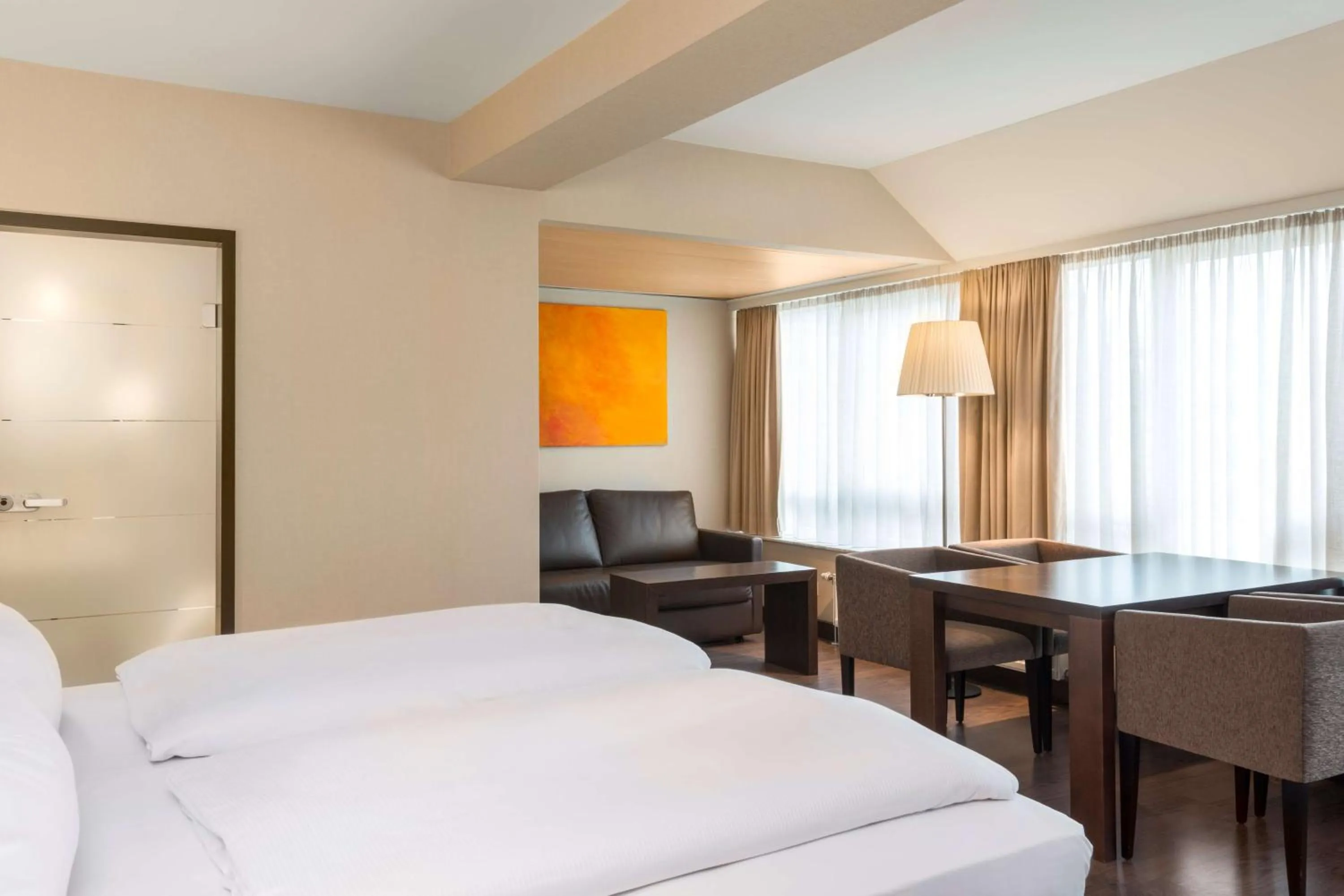 Photo of the whole room, Bed in NH Düsseldorf Königsallee