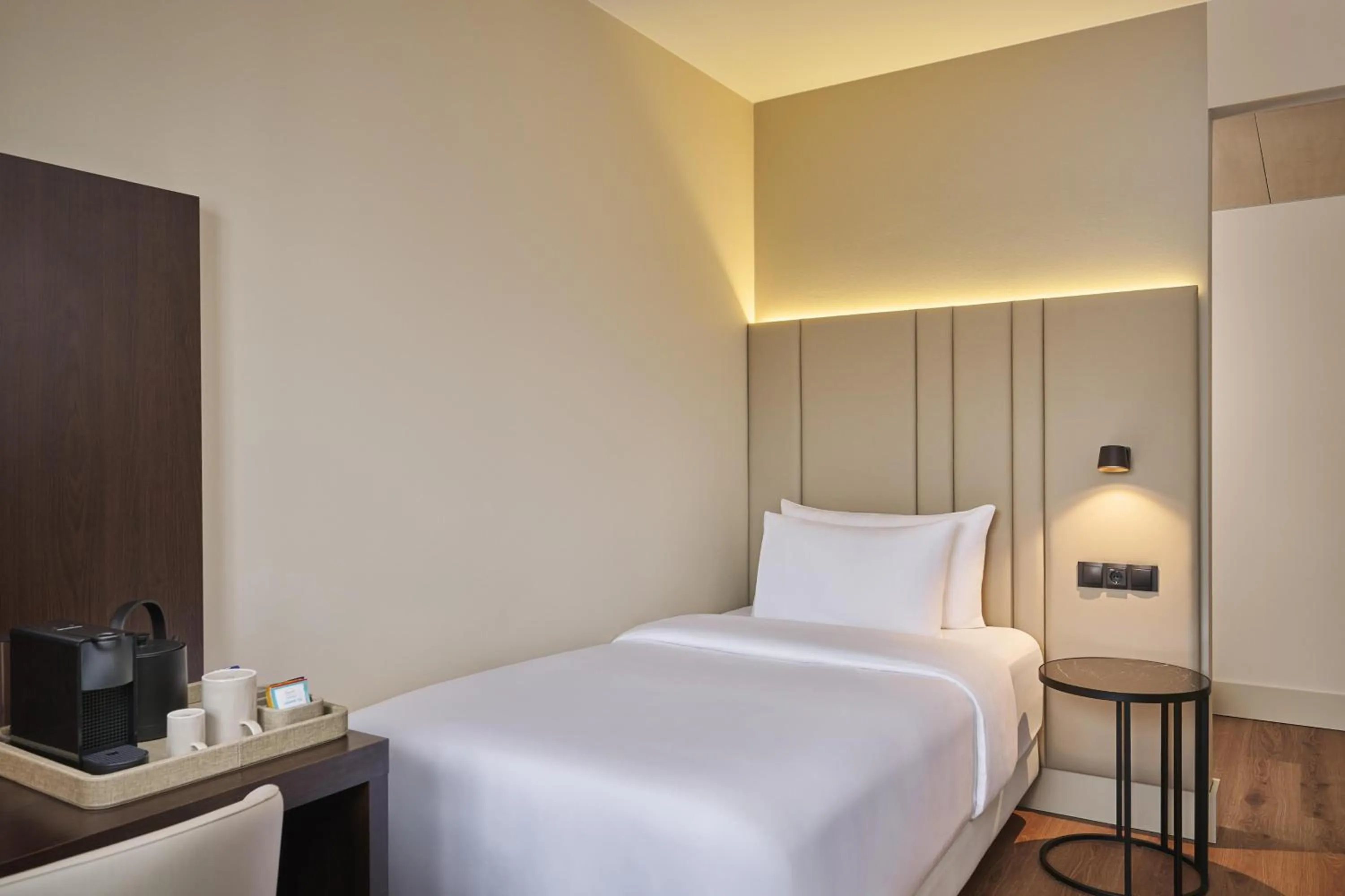 Bedroom, Bed in NH Düsseldorf Königsallee