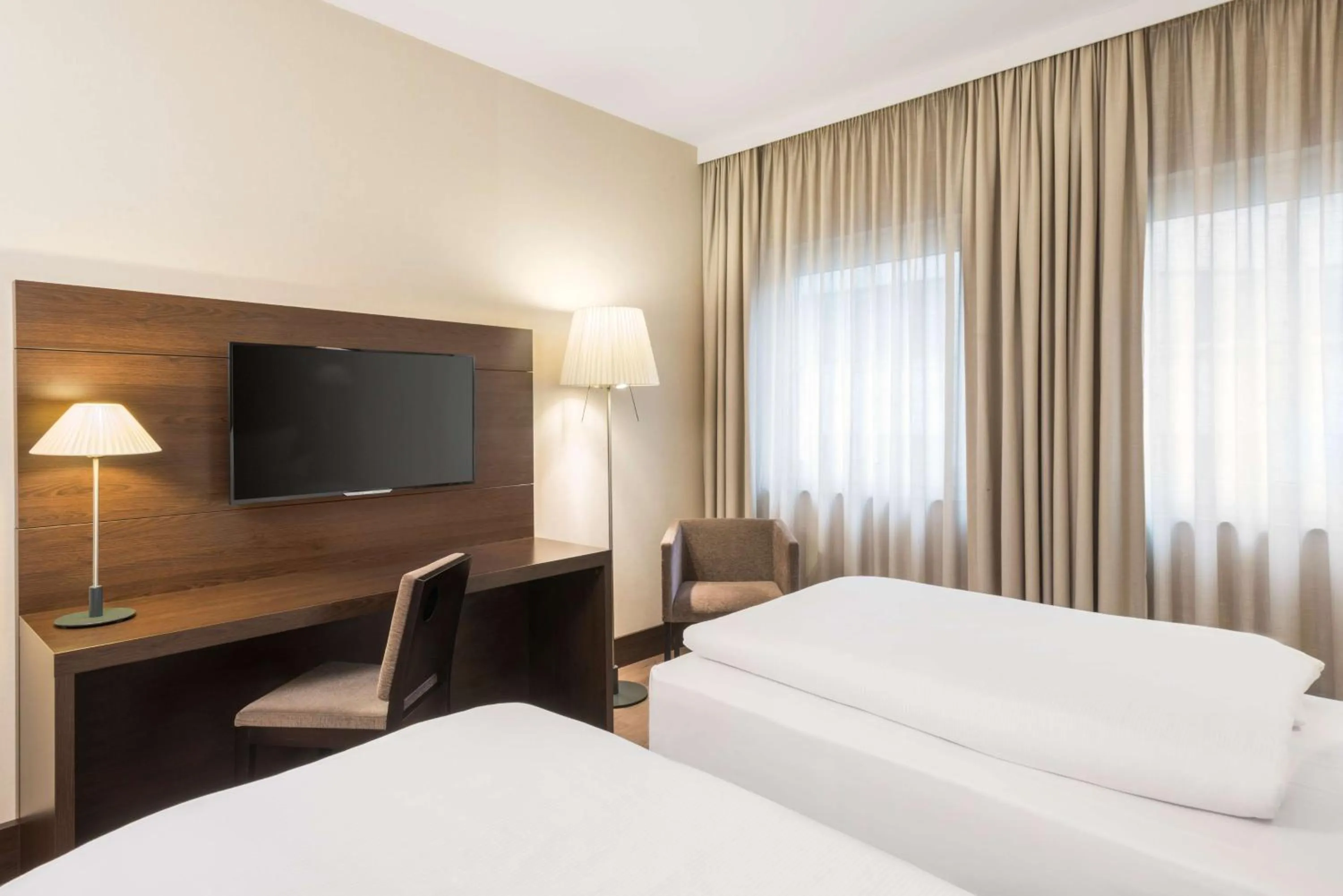 Photo of the whole room, Bed in NH Düsseldorf Königsallee