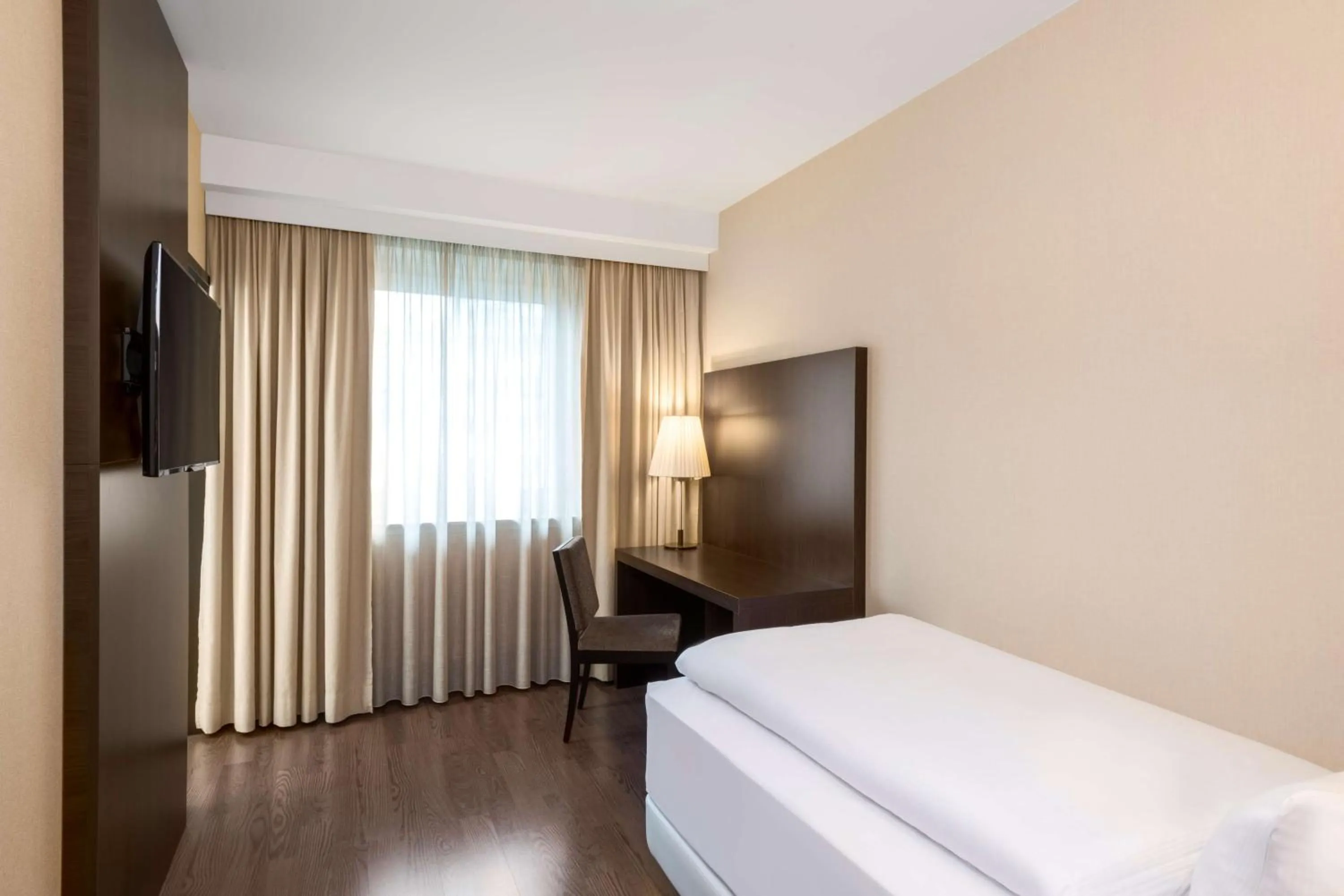 Photo of the whole room, Bed in NH Düsseldorf Königsallee