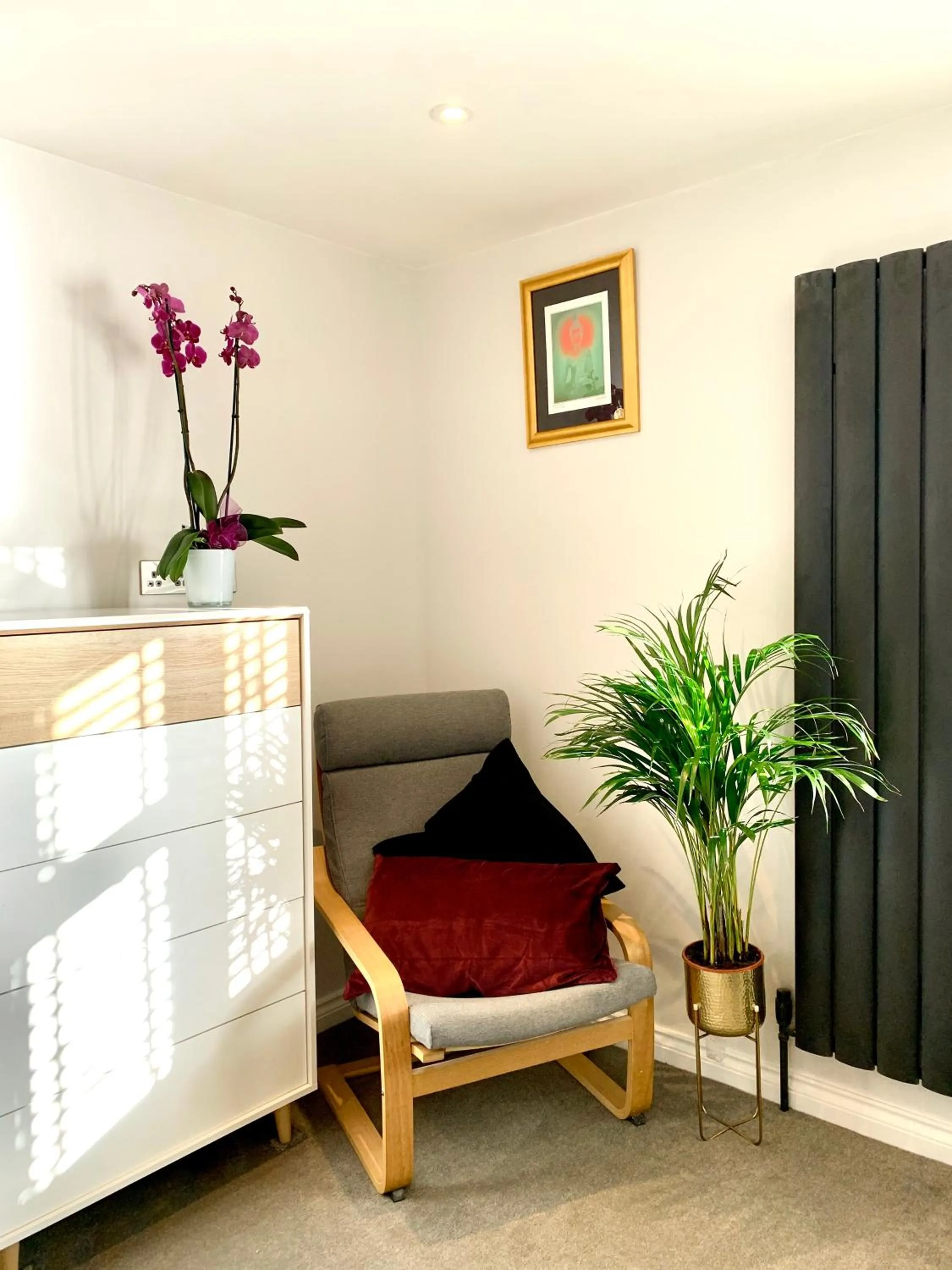 Seating area, Bed in Stylish Cambridge Pad