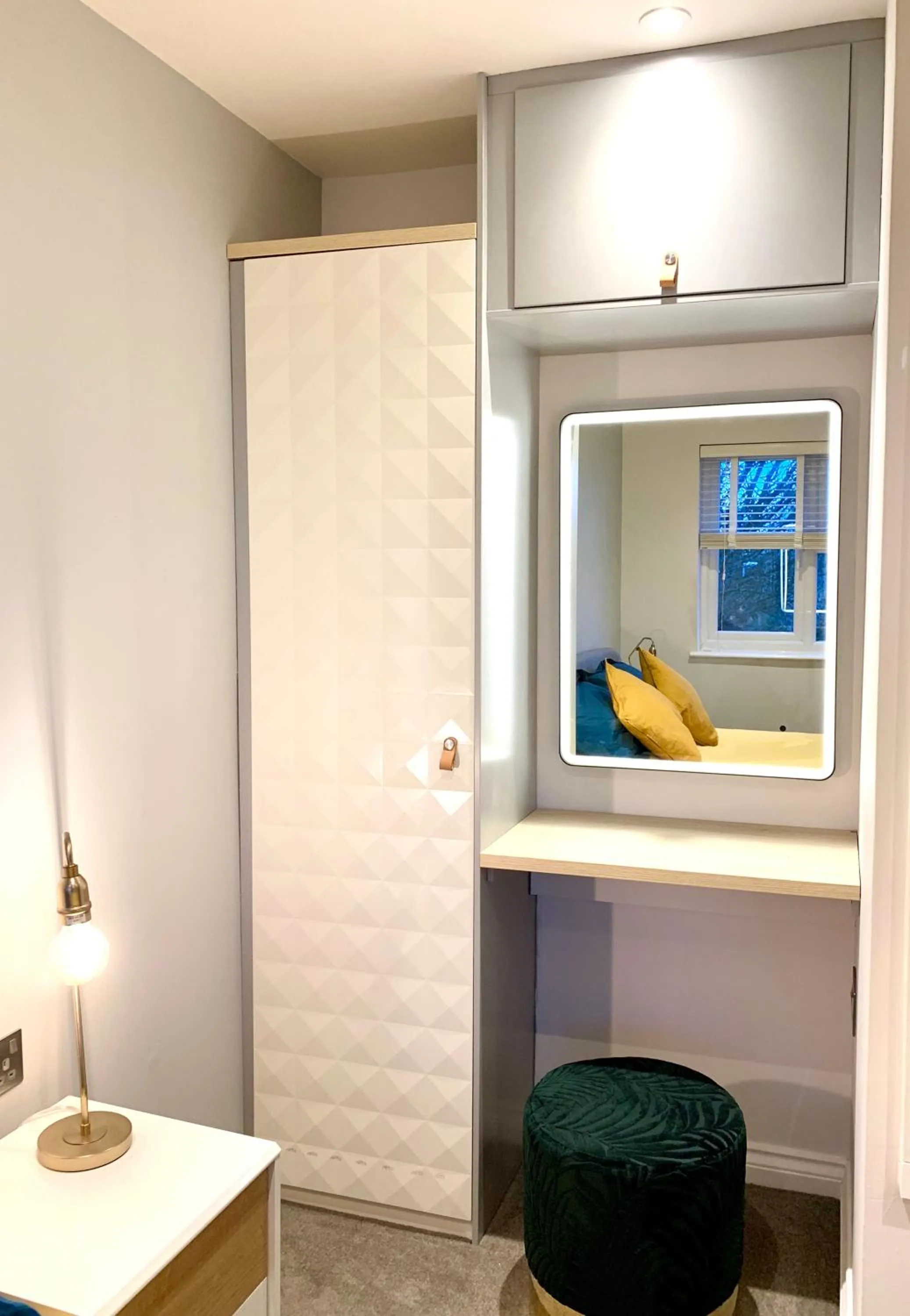 Decorative detail in Stylish Cambridge Pad