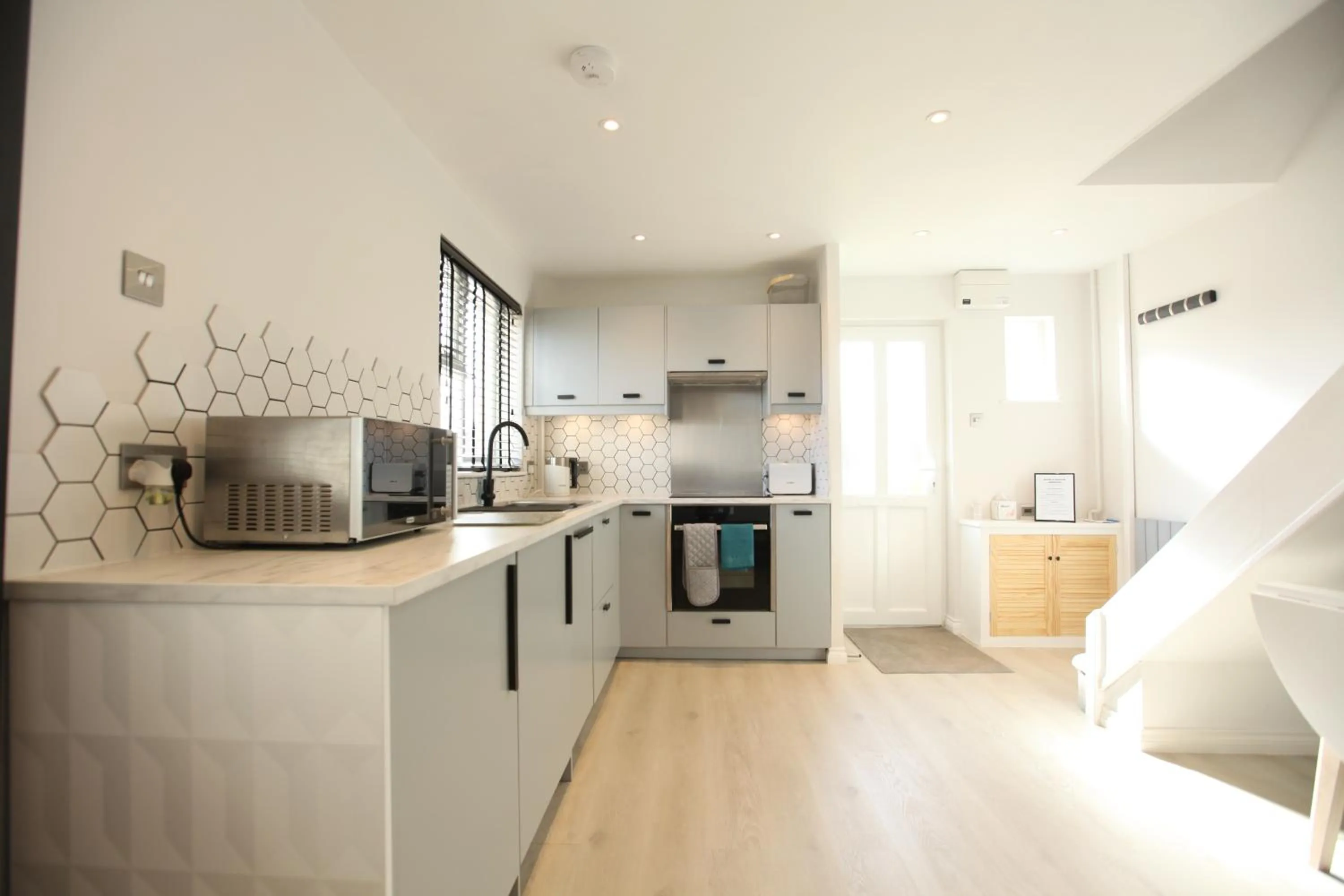 Kitchen or kitchenette, Bed in Stylish Cambridge Pad