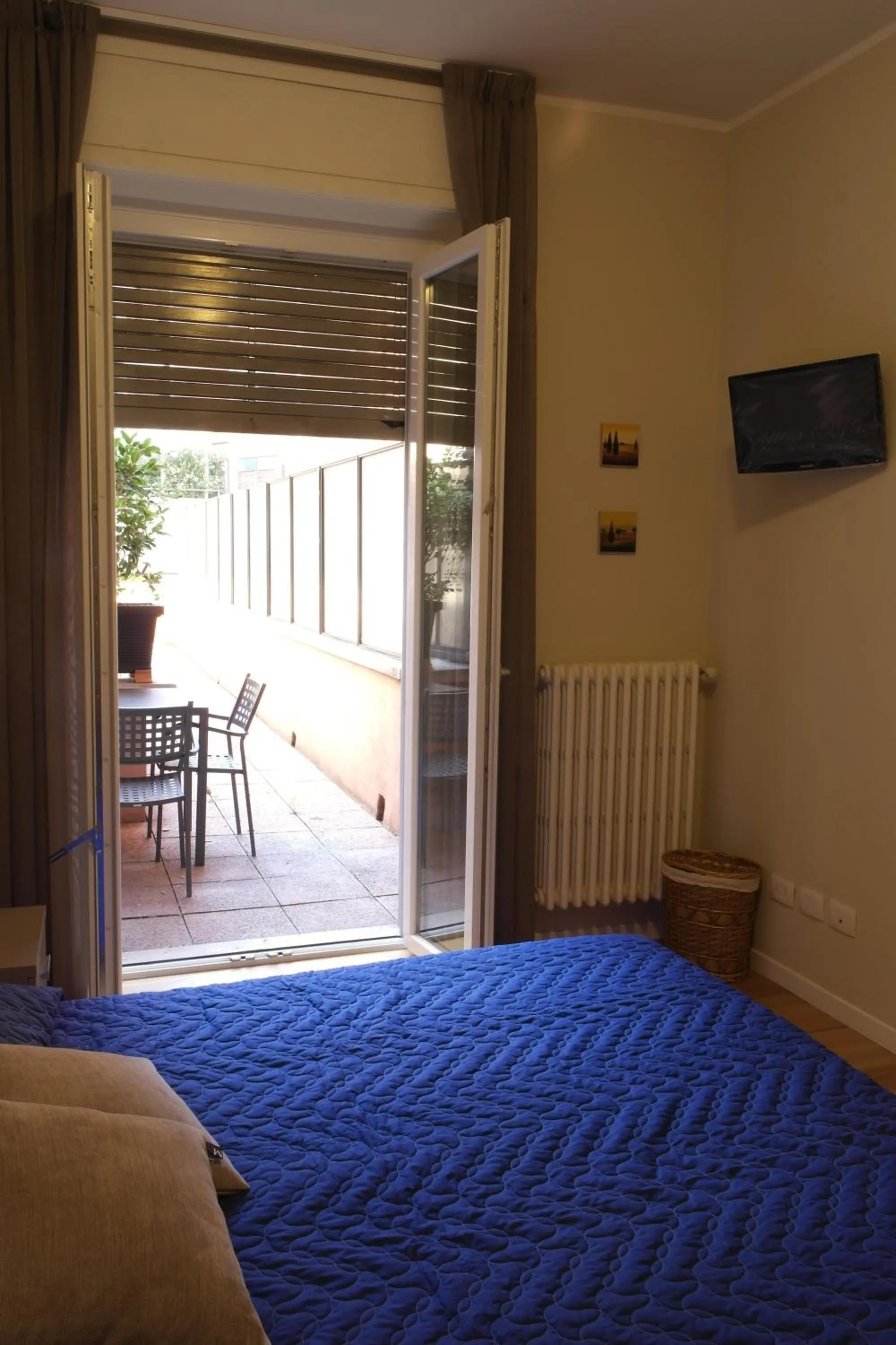 Photo of the whole room, Bed in By Fralillo