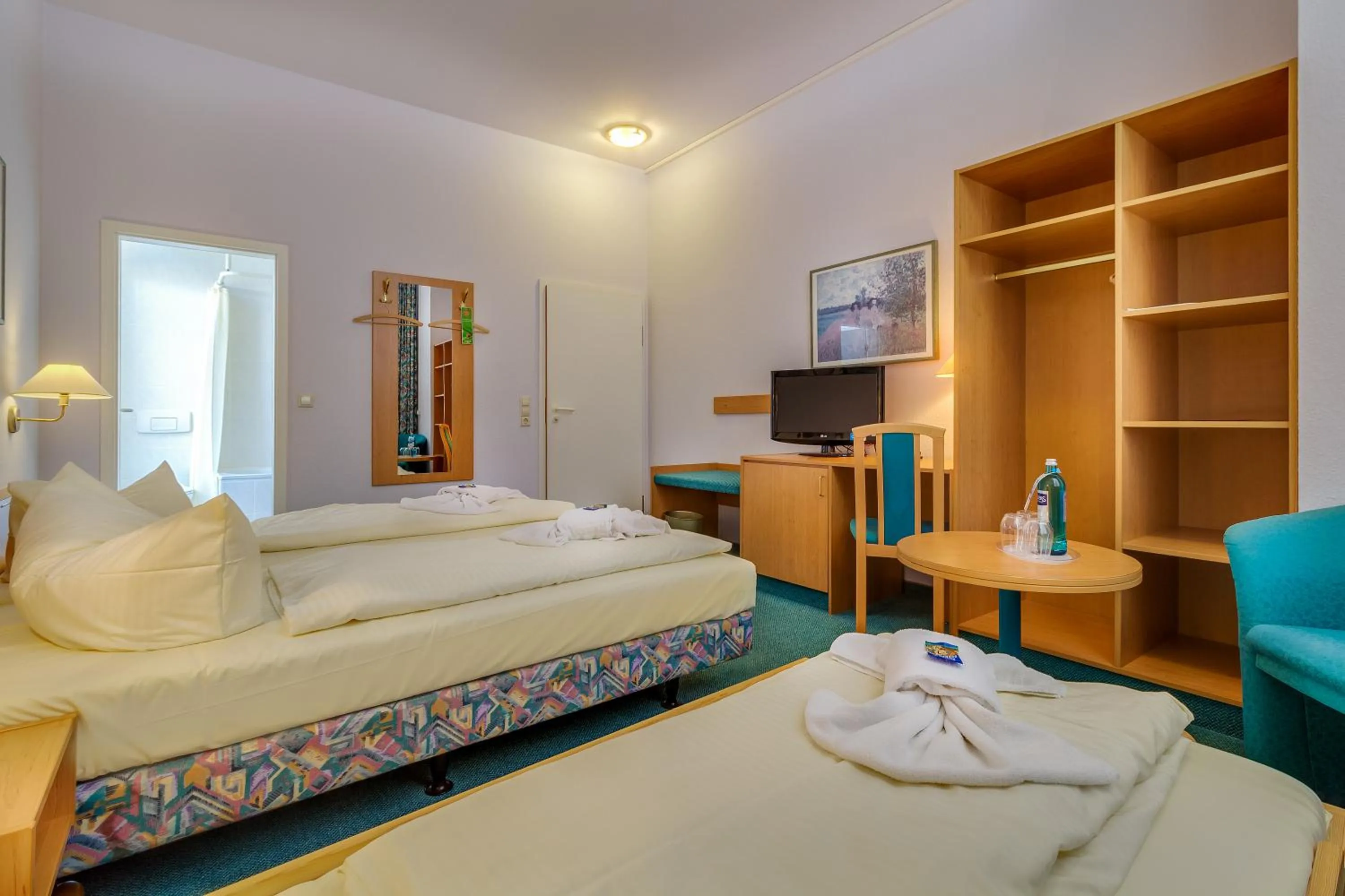 Photo of the whole room, Bed in Hotel Alte Klavierfabrik Meißen