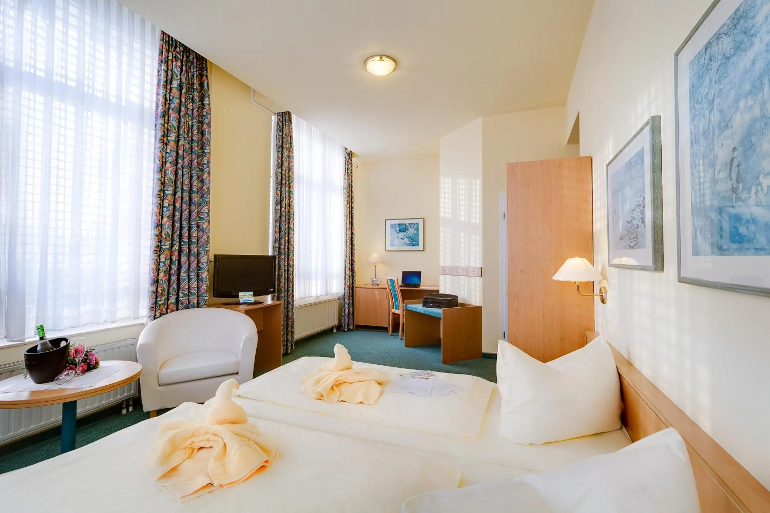 Photo of the whole room, Bed in Hotel Alte Klavierfabrik Meißen