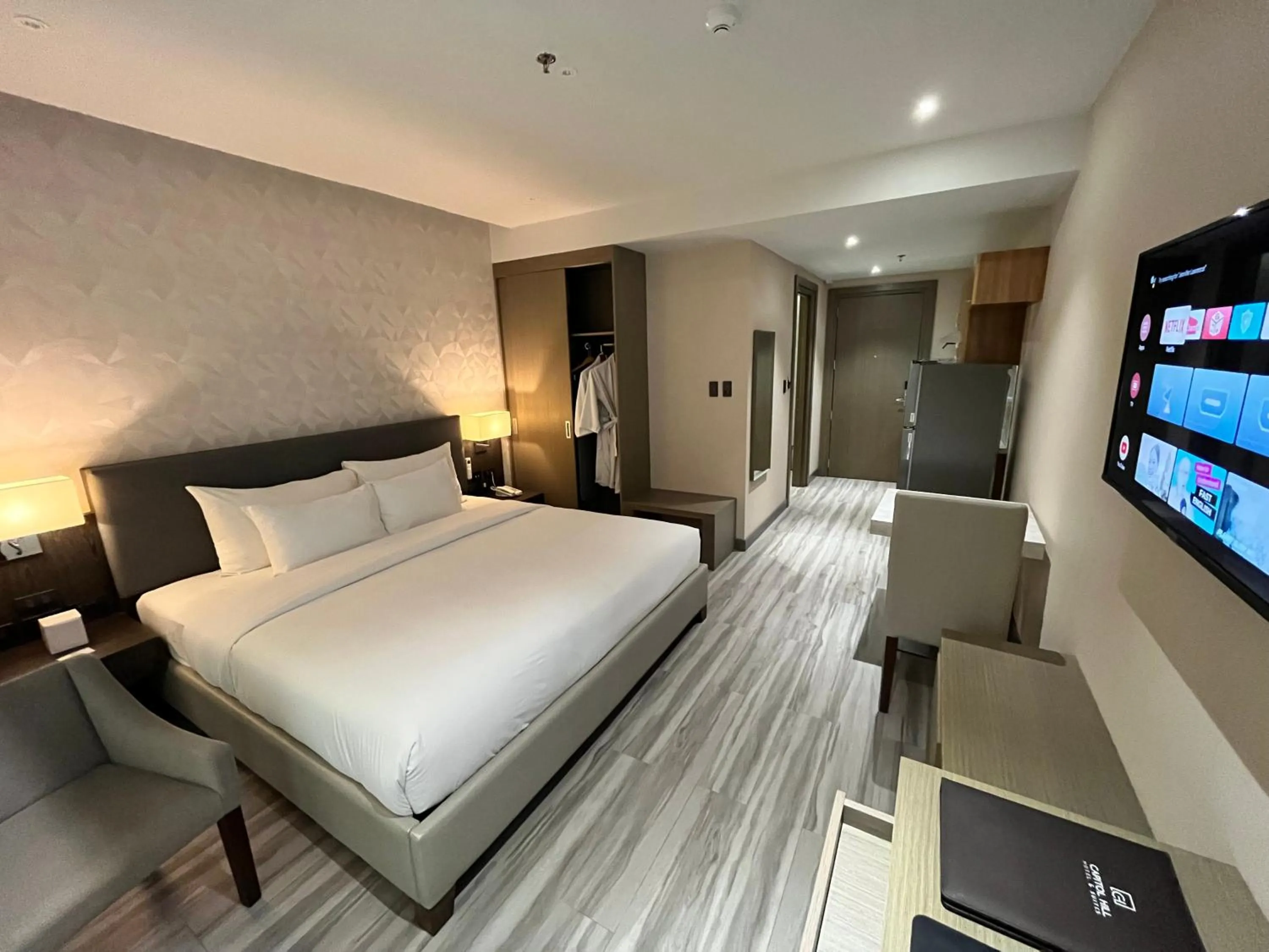 Photo of the whole room, Bed in Capitol Hill Hotel and Suites