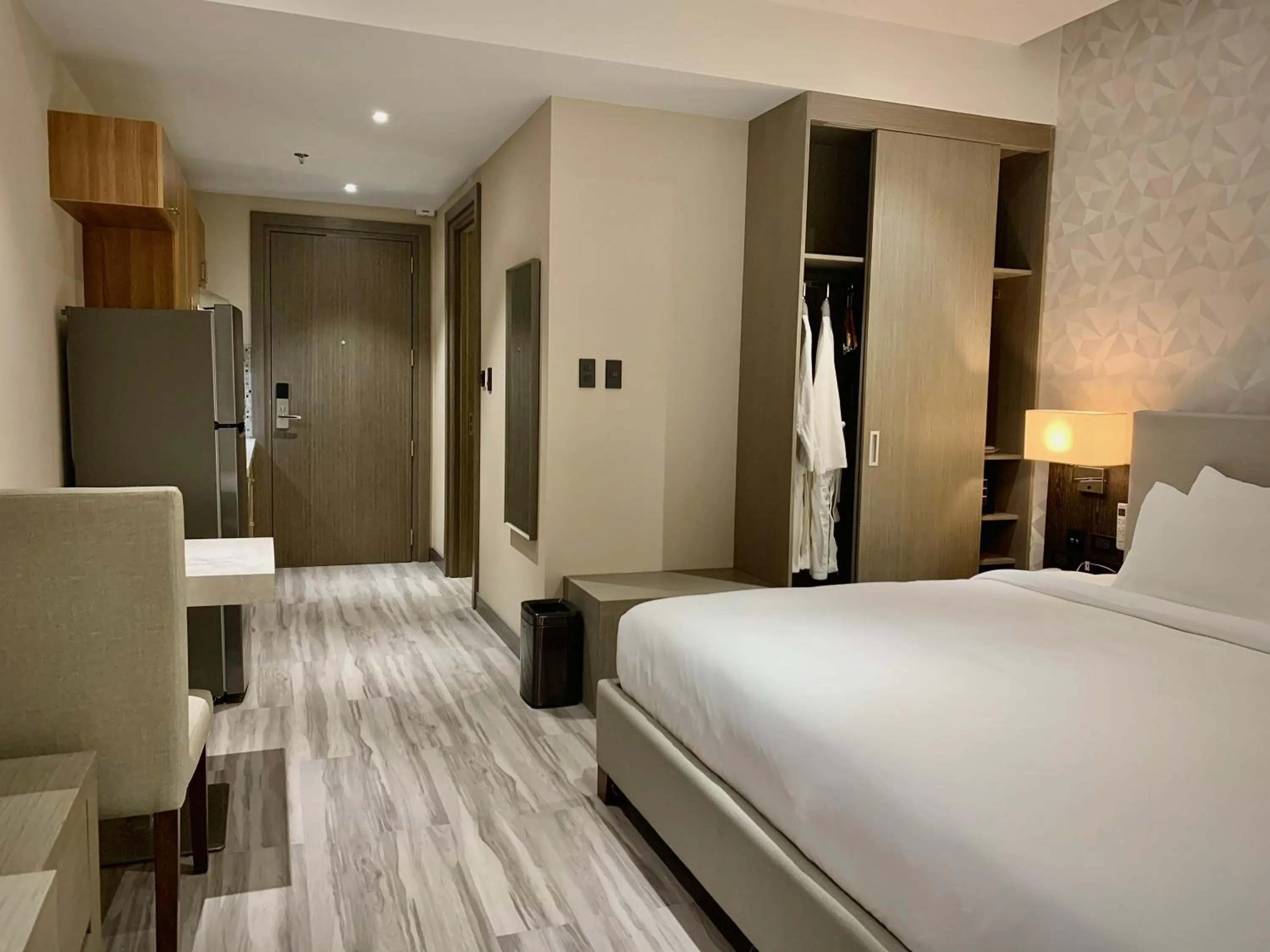 Photo of the whole room, Bed in Capitol Hill Hotel and Suites