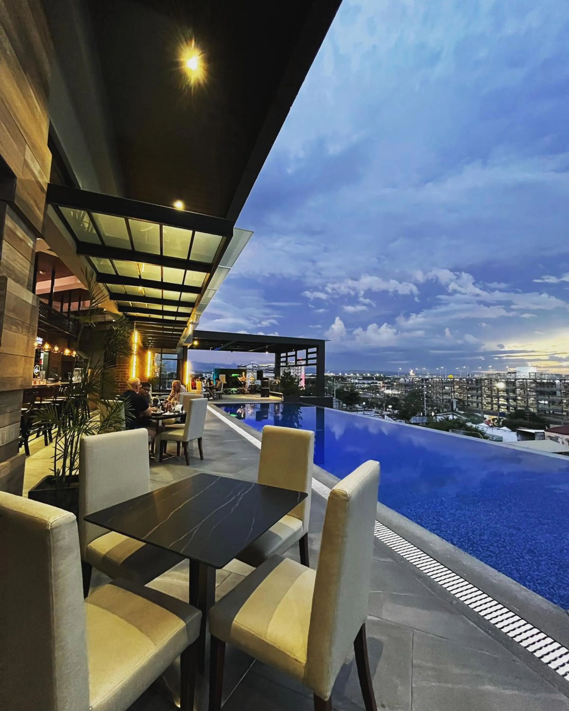 Swimming pool in Capitol Hill Hotel and Suites