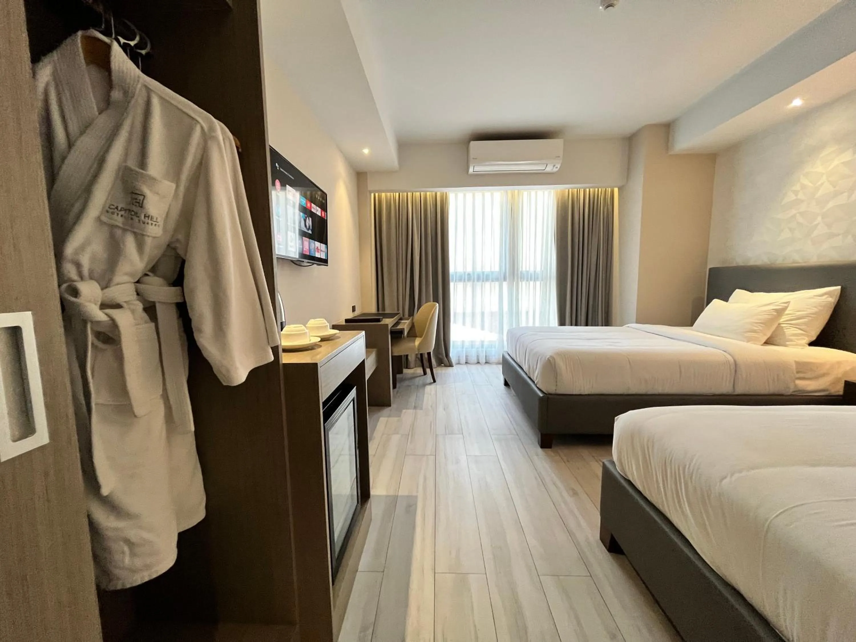 Photo of the whole room, Bed in Capitol Hill Hotel and Suites